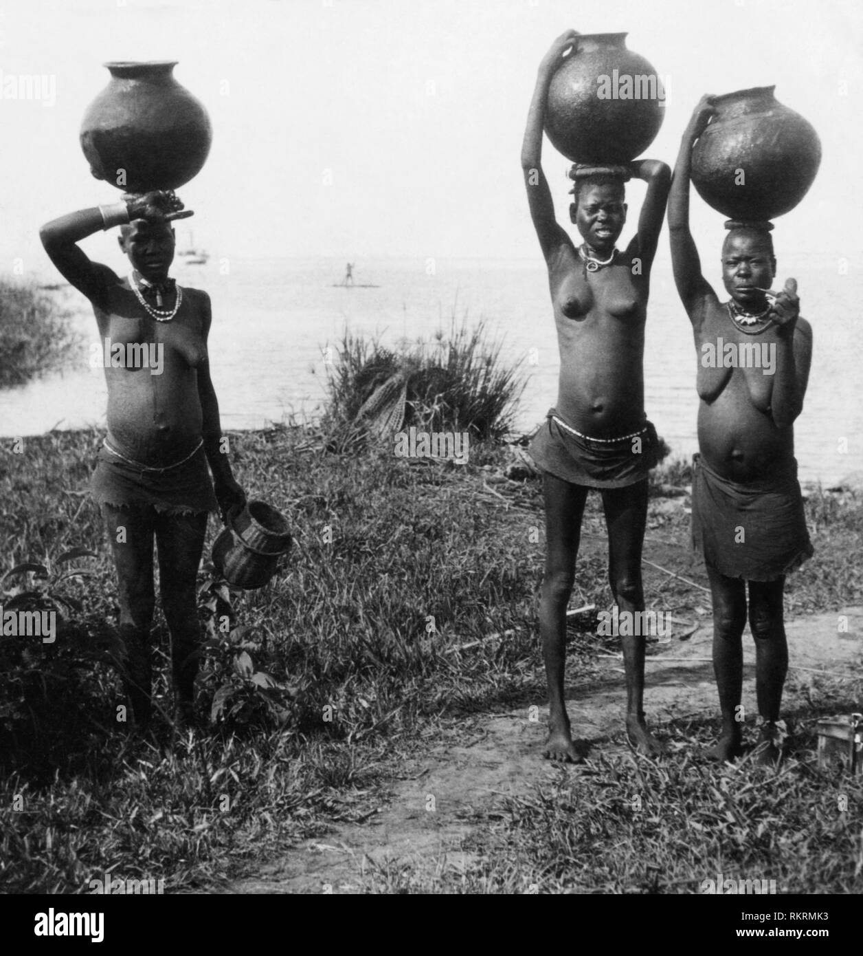africa, uganda, women kavirondo water carriers from Lake Victoria, 1920-30 Stock Photo