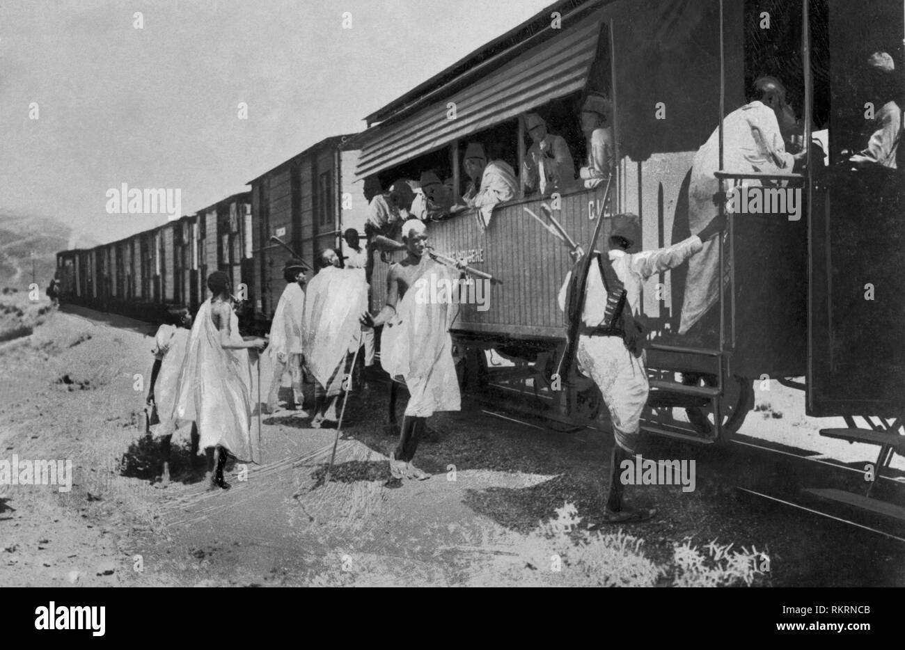 africa, Eritrean ascari civil and hop on the train, 1900-10 Stock Photo