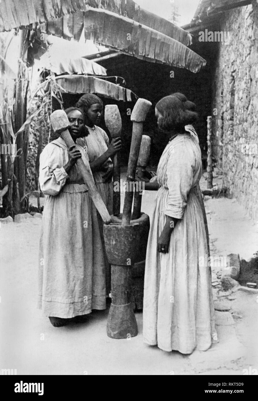 africa, ethiopia girls to grind, 1920-30 Stock Photo