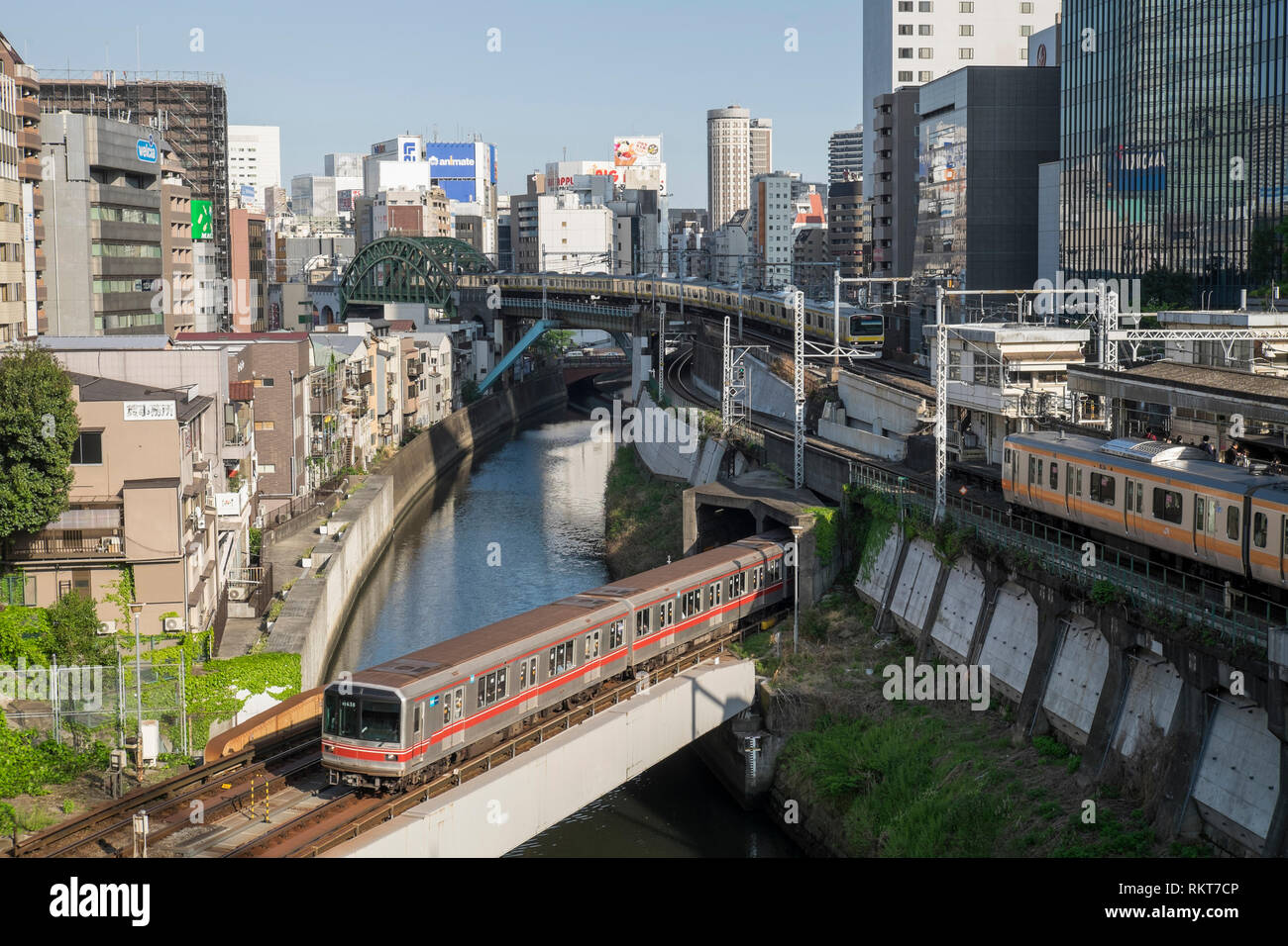 Japan, Tokyo: railway tracks and trains at Ochanomizu Station. In the middle, the Kanda river *** Local Caption *** Stock Photo