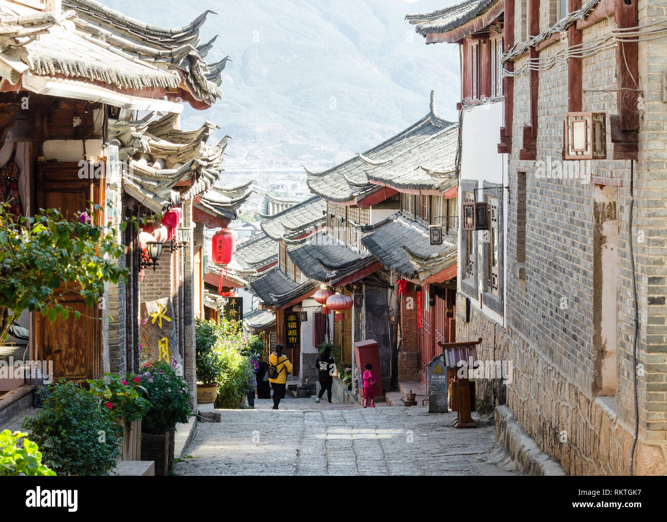 Streets of Lijiang Old Town with its traditional Chinese glazed tiled rooftops, Lijiang, Yunnan, China Stock Photo