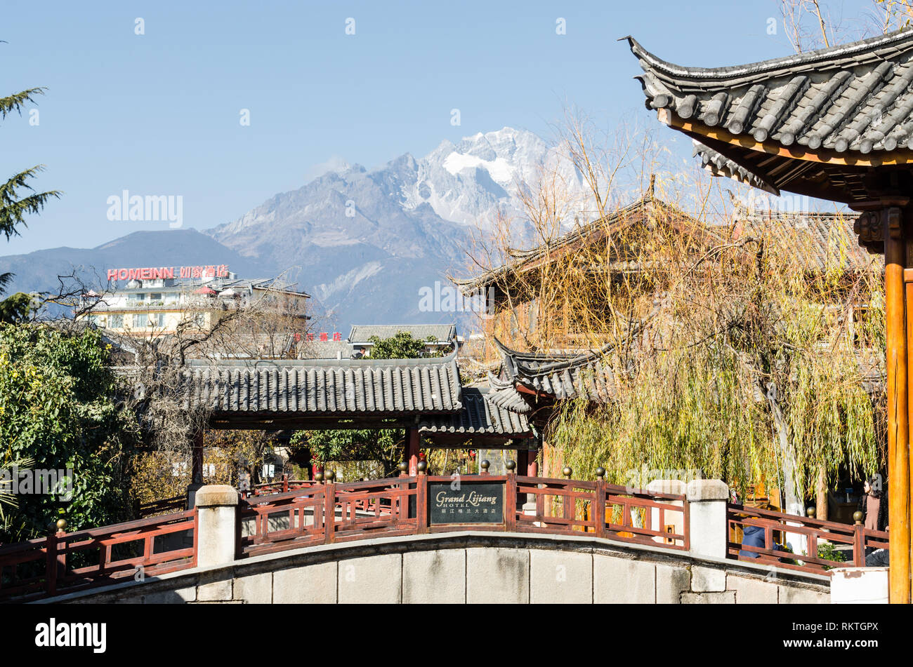 Jade Dragon Snow mountain from Yuhe square, Lijiang old town, Yunnan, China Stock Photo