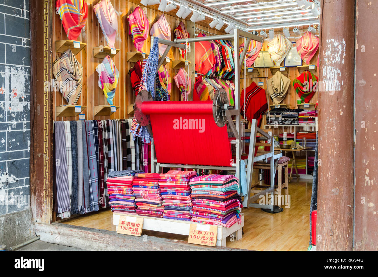 Colorful textile shop in Lijiang old town, Yunnan, China Stock Photo