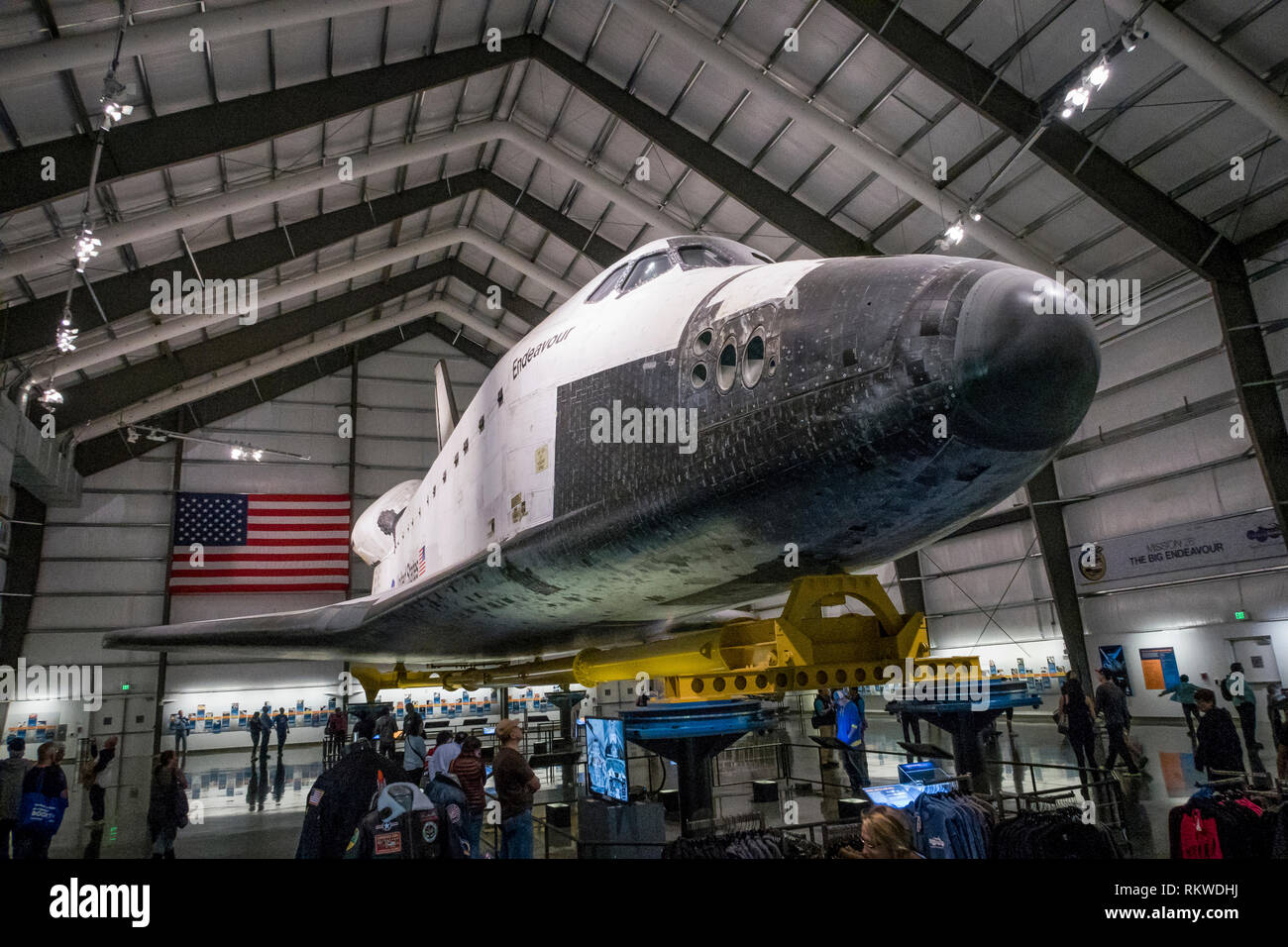 https://c8.alamy.com/comp/RKWDHJ/endeavour-space-shuttle-inside-its-hanger-at-the-california-science-center-in-los-angeles-RKWDHJ.jpg