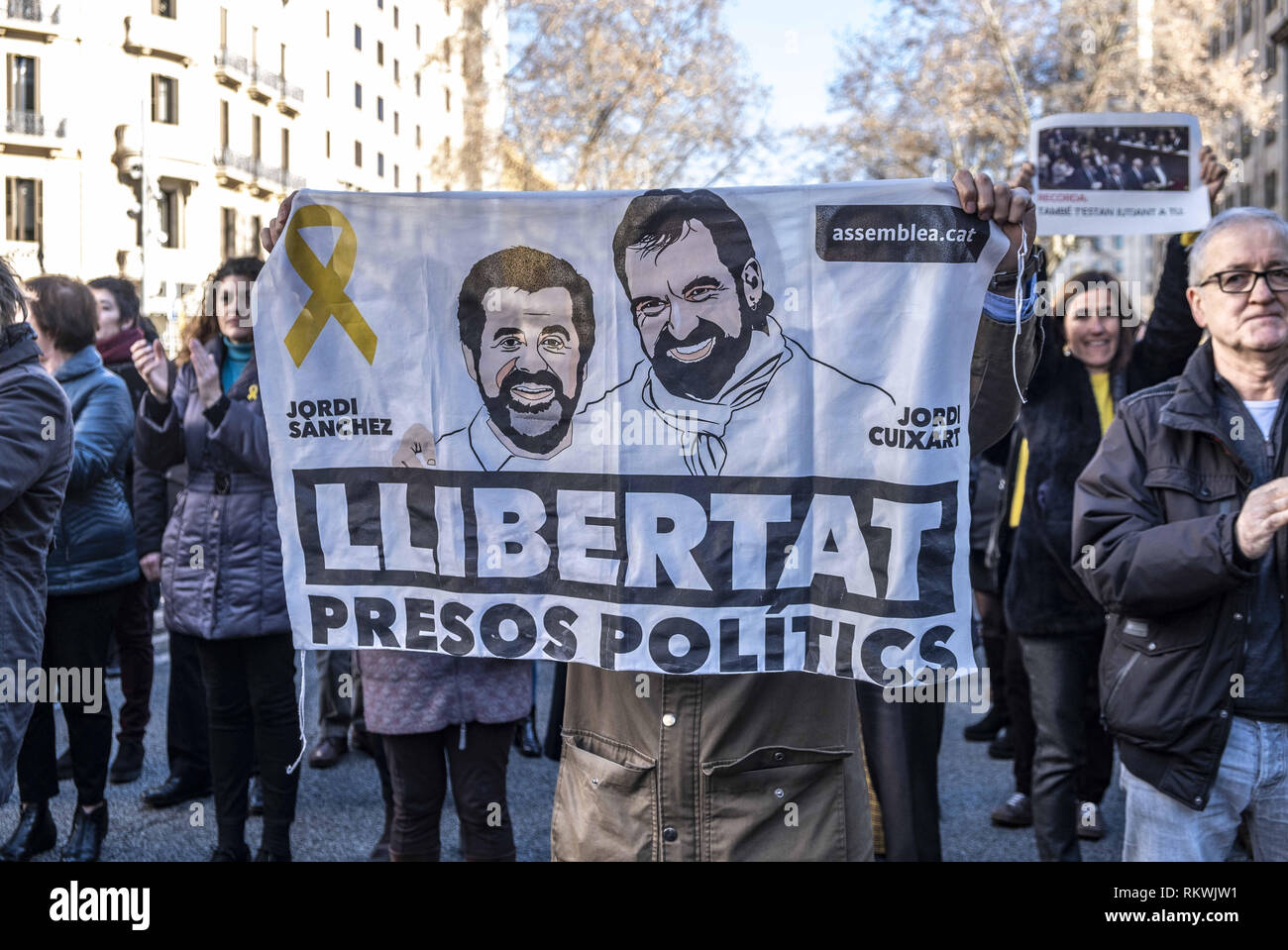 Barcelona, Catalonia, Spain. 12th Feb, 2019. A poster demanding for the freedom of the political prisoners by displaying an banner is seen during the protest.Hundreds of workers and officials of the General office of Catalonia have gone out to show their solidarity with political prisoners on their first day of trial. The workers of the Department of Economy have blocked the traffic of the Gran VÃ-a during the protest. Credit: Paco Freire/SOPA Images/ZUMA Wire/Alamy Live News Stock Photo