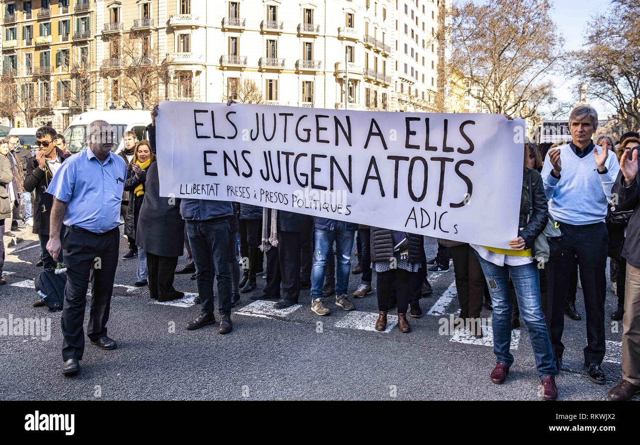Barcelona, Catalonia, Spain. 12th Feb, 2019. Workers of the Department of Economy and Finance displaying a banner with the slogan They judge them, they judge us all.Hundreds of workers and officials of the General office of Catalonia have gone out to show their solidarity with political prisoners on their first day of trial. The workers of the Department of Economy have blocked the traffic of the Gran VÃ-a during the protest. Credit: Paco Freire/SOPA Images/ZUMA Wire/Alamy Live News Stock Photo