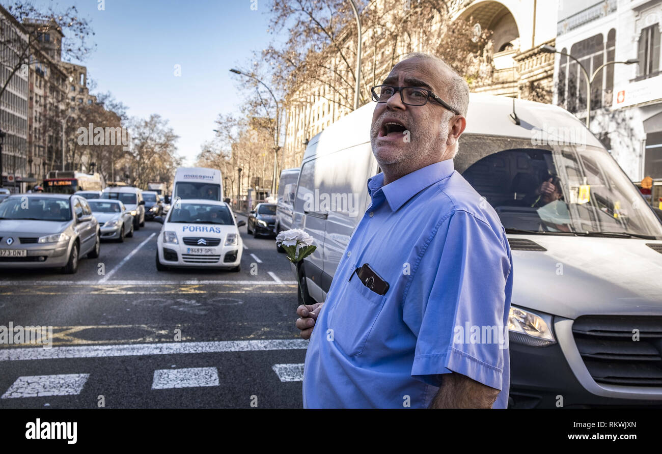 Barcelona, Catalonia, Spain. 12th Feb, 2019. A worker from the Department of Economy and Finance is seen with a white flower in his hand during the protest.Hundreds of workers and officials of the General office of Catalonia have gone out to show their solidarity with political prisoners on their first day of trial. The workers of the Department of Economy have blocked the traffic of the Gran VÃ-a during the protest. Credit: Paco Freire/SOPA Images/ZUMA Wire/Alamy Live News Stock Photo