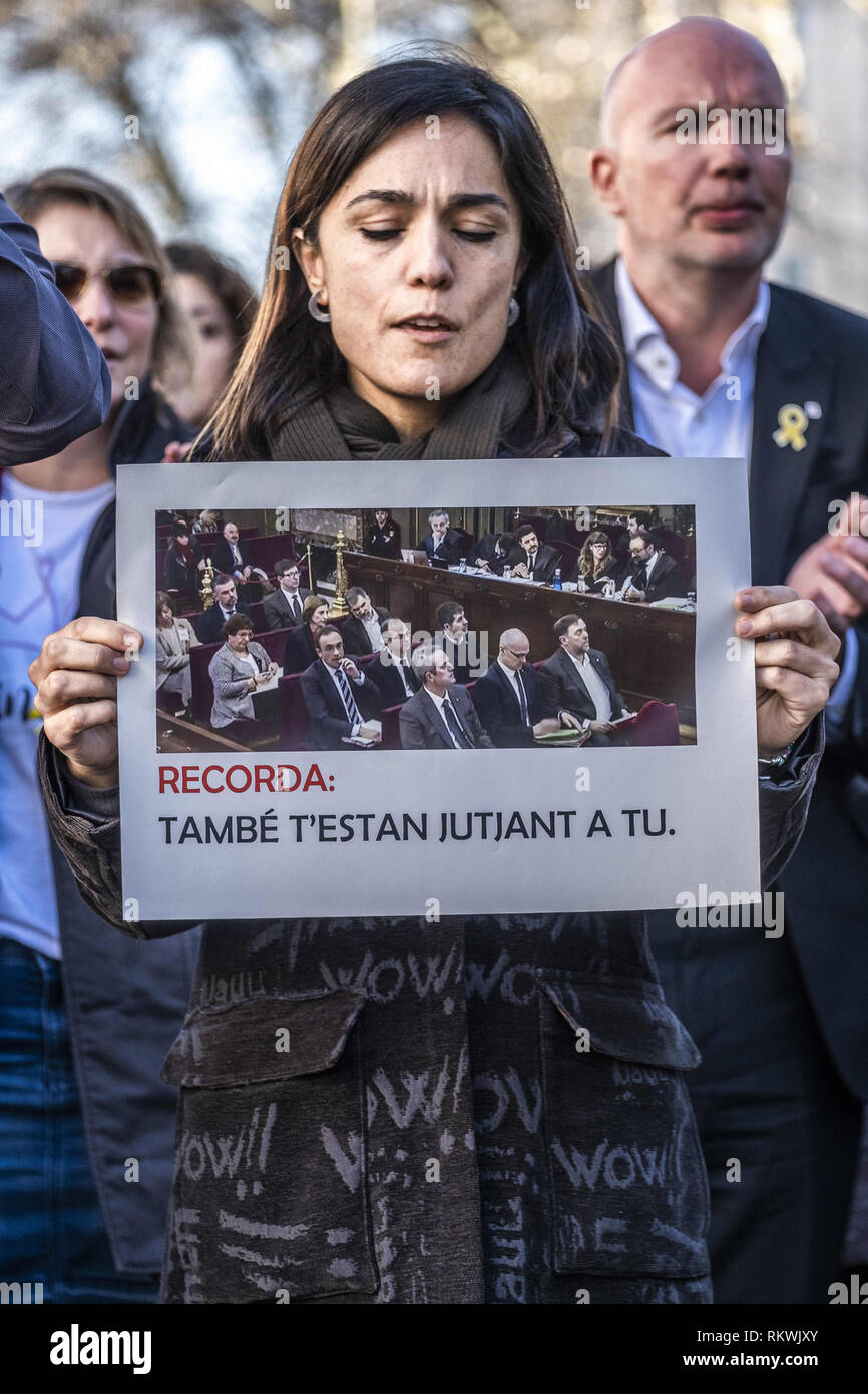 Barcelona, Catalonia, Spain. 12th Feb, 2019. A worker from the Department of Economy and Finance is seen during the protest displaying an image taken from TV showing the first portrait image of the political prisoners since they were arrested.Hundreds of workers and officials of the General office of Catalonia have gone out to show their solidarity with political prisoners on their first day of trial. The workers of the Department of Economy have blocked the traffic of the Gran VÃ-a during the protest. Credit: Paco Freire/SOPA Images/ZUMA Wire/Alamy Live News Stock Photo