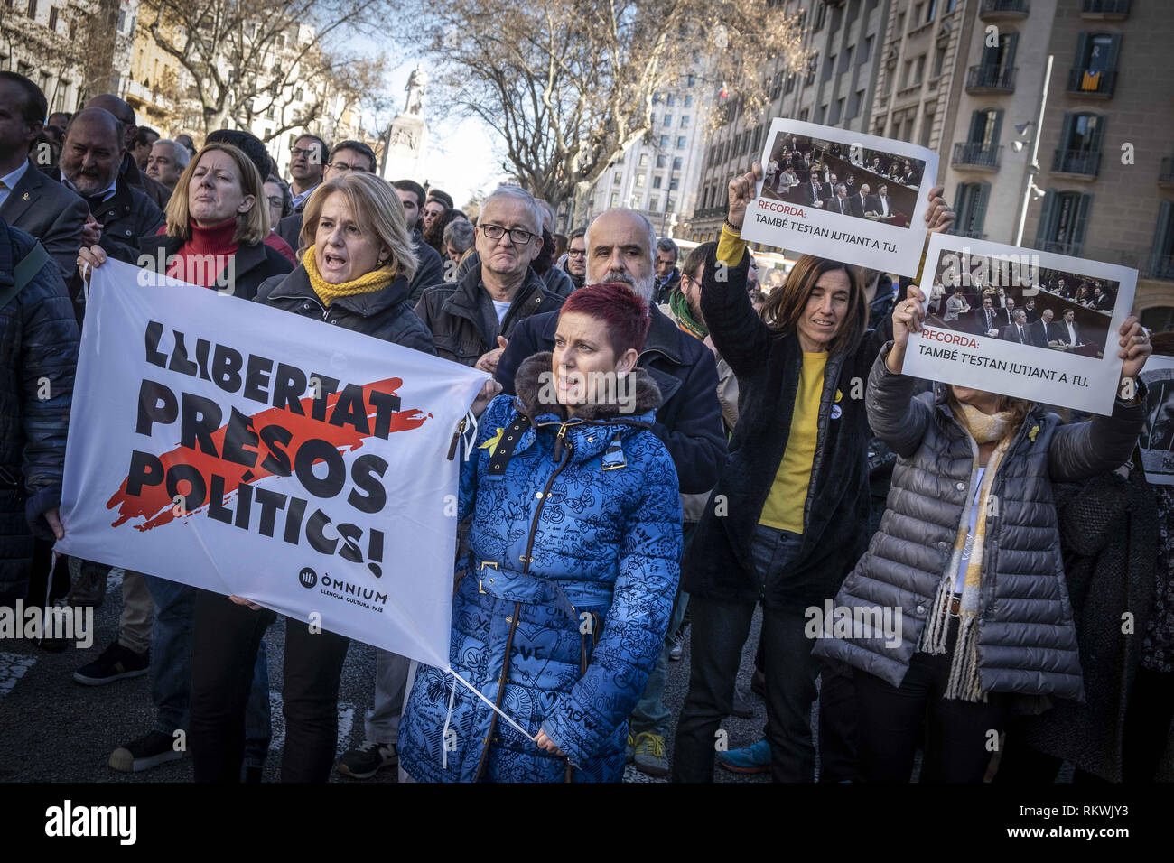 Barcelona, Catalonia, Spain. 12th Feb, 2019. Several workers of the Department of Economy and Finance are seen during the protest showing placards.Hundreds of workers and officials of the General office of Catalonia have gone out to show their solidarity with political prisoners on their first day of trial. The workers of the Department of Economy have blocked the traffic of the Gran VÃ-a during the protest. Credit: Paco Freire/SOPA Images/ZUMA Wire/Alamy Live News Stock Photo