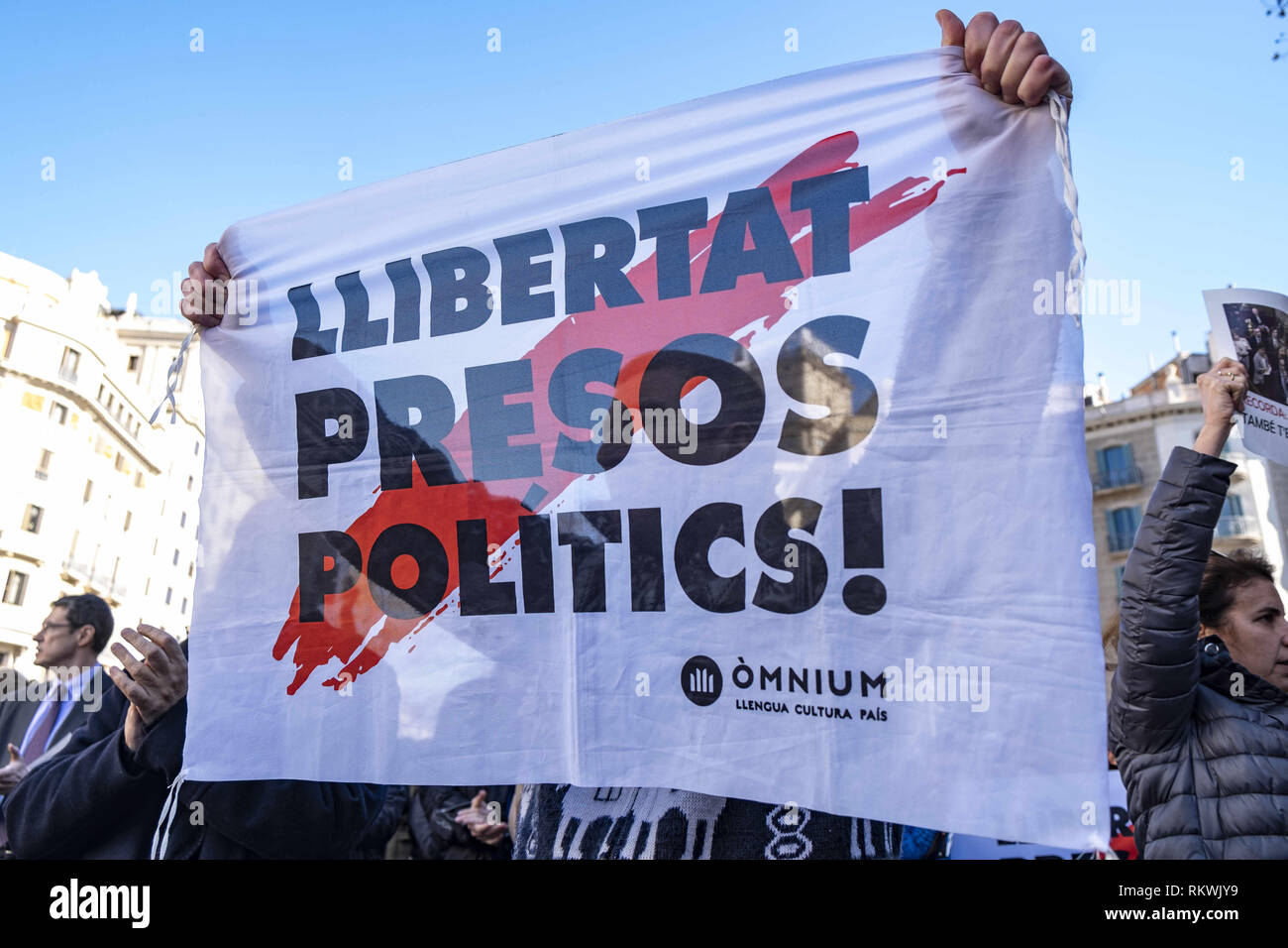 Barcelona, Catalonia, Spain. 12th Feb, 2019. A poster demanding for the freedom of the political prisoners is seen during the protest.Hundreds of workers and officials of the General office of Catalonia have gone out to show their solidarity with political prisoners on their first day of trial. The workers of the Department of Economy have blocked the traffic of the Gran VÃ-a during the protest. Credit: Paco Freire/SOPA Images/ZUMA Wire/Alamy Live News Stock Photo