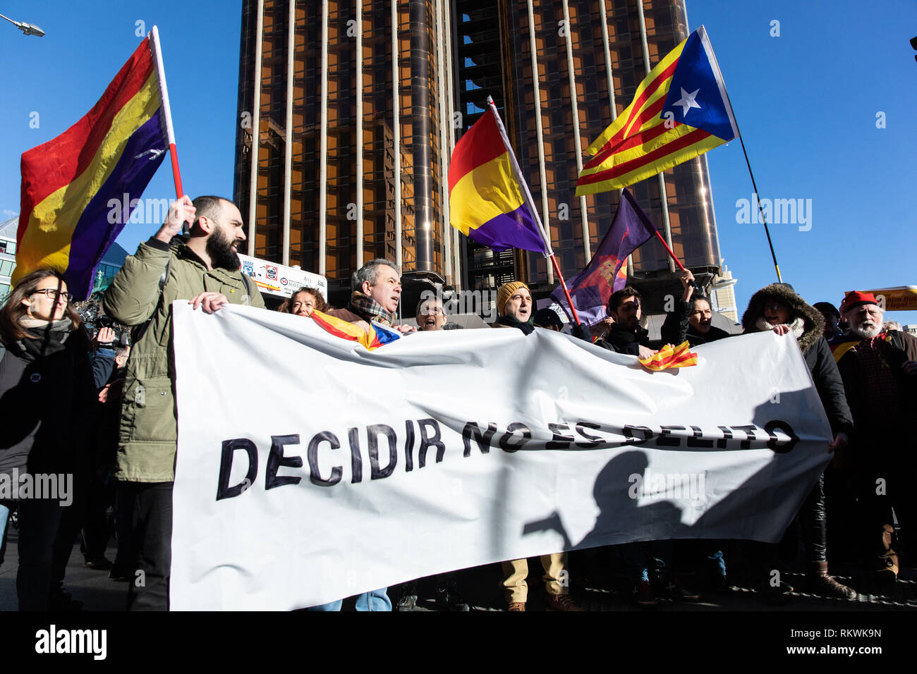 Madrid, Spain. 12th Feb, 2019. Protesters with a banner that says "Deciding is not a crime." Credit: Jesús Hellin/Alamy Live News Stock Photo