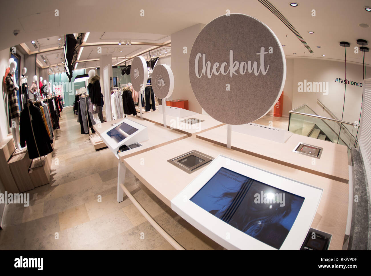 belediging Kameraad antenne Hamburg, Germany. 04th Feb, 2019. The checkout area for individual payments  by App, EC or credit card (Self-Check-Out) in the new Bonprix Pilot store  in downtown Hamburg. Under the motto "fashion connect",
