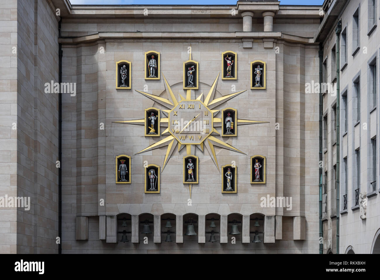 Brüssel, Mont des Arts, Dynastiegebouw, Jacquemart Clock; Der Mont des Arts oder Kunstberg ist ein historischer Platz auf einer Erhebung im Zentrum vo Stock Photo