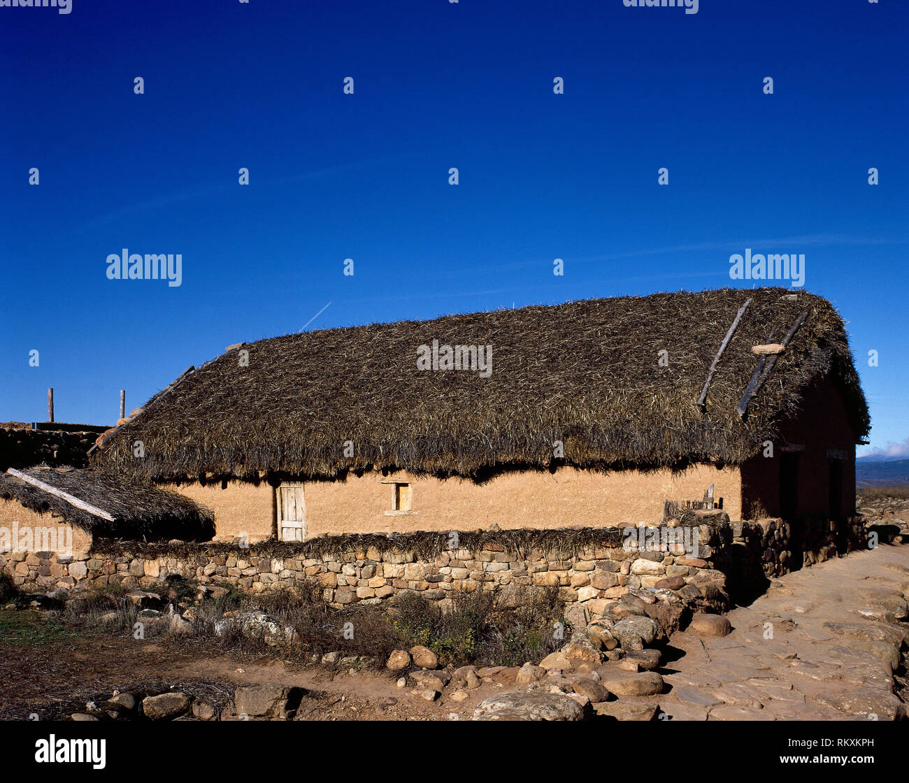 Spain. Numantia. Ancient Celtiberian town conquested by the Romans in 133 BC, during the Celtiberian Wars. It was abandoned in the 4th century AD. Modern reconstruction of a Celtiberian house, with reinforcements of wooden poles and adobes crowned by a roof of beams covered with straw. Garray, Province of Soria, Castile and Leon. Stock Photo