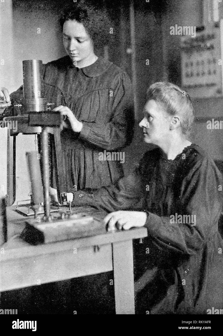 Marie Curie (1867-1934) and her daughter Irene Curie (1897-1956) in a laboratory, portrait photograph, 1925 Stock Photo