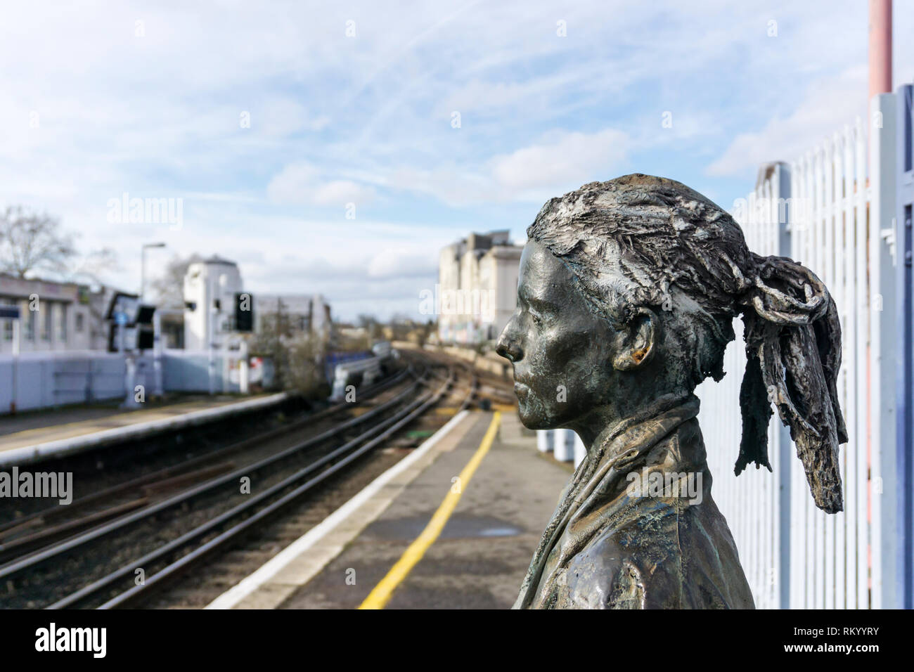 Head of one of three statues of waiting passengers on Brixton Station. Platforms Piece by Kevin Atherton, 1986.  Grade II listed in 2016. Stock Photo