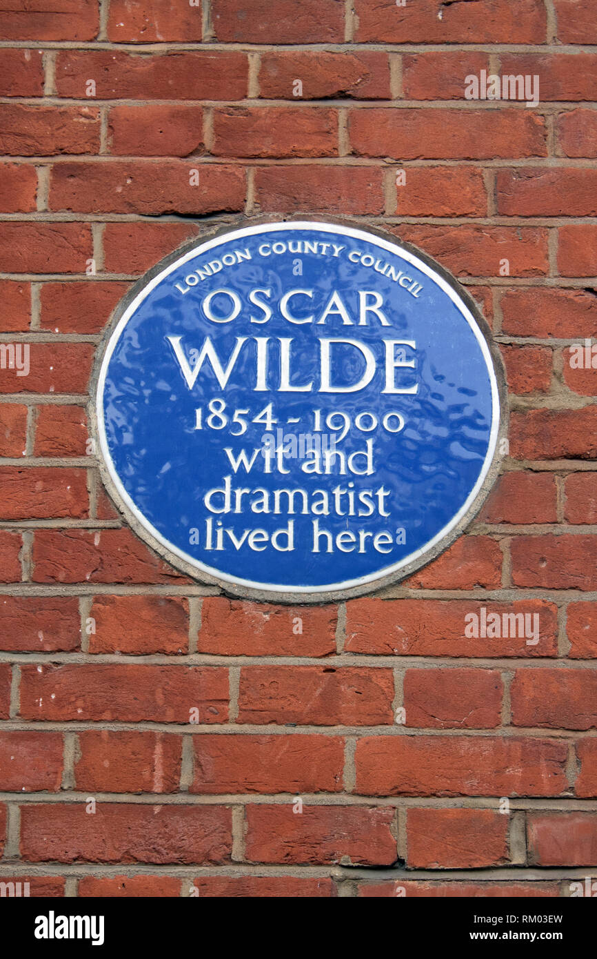 Blue plaque on a wall in Chelsea commemorating where Oscar Wilde lived, Tite Street London UK Stock Photo