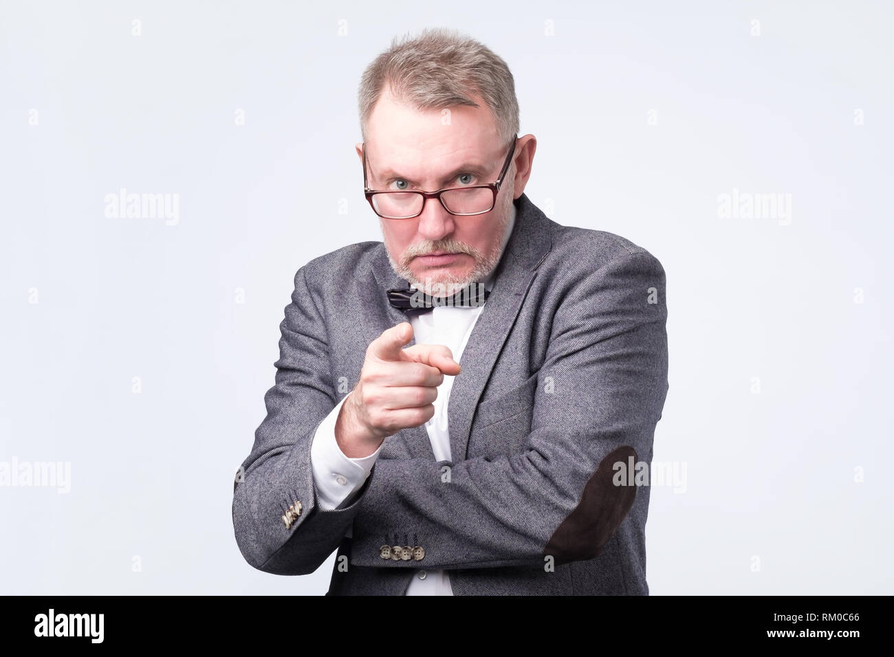 Angry man and pointing hi-res stock photography and images - Alamy