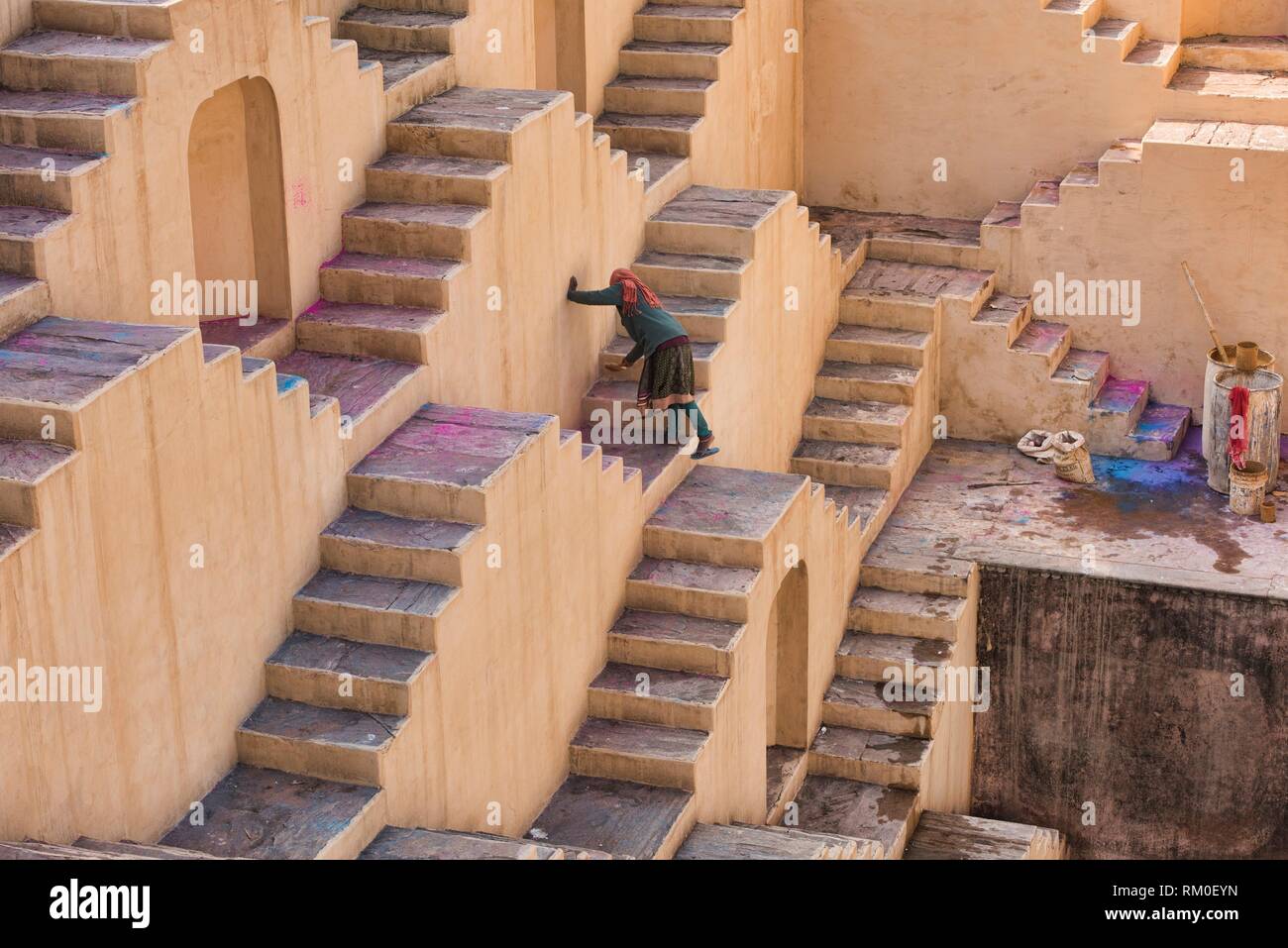 Sweeper at the Panna Meena ka Kund stepwell, Jaipur, India Stock Photo