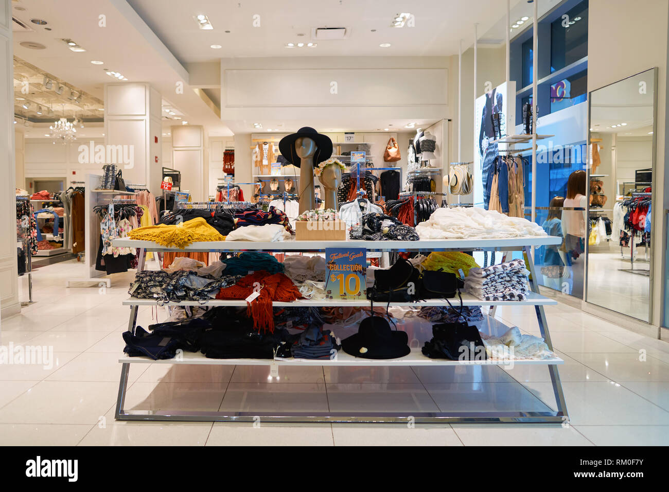 Forever 21 storefront hi-res stock photography and images - Alamy