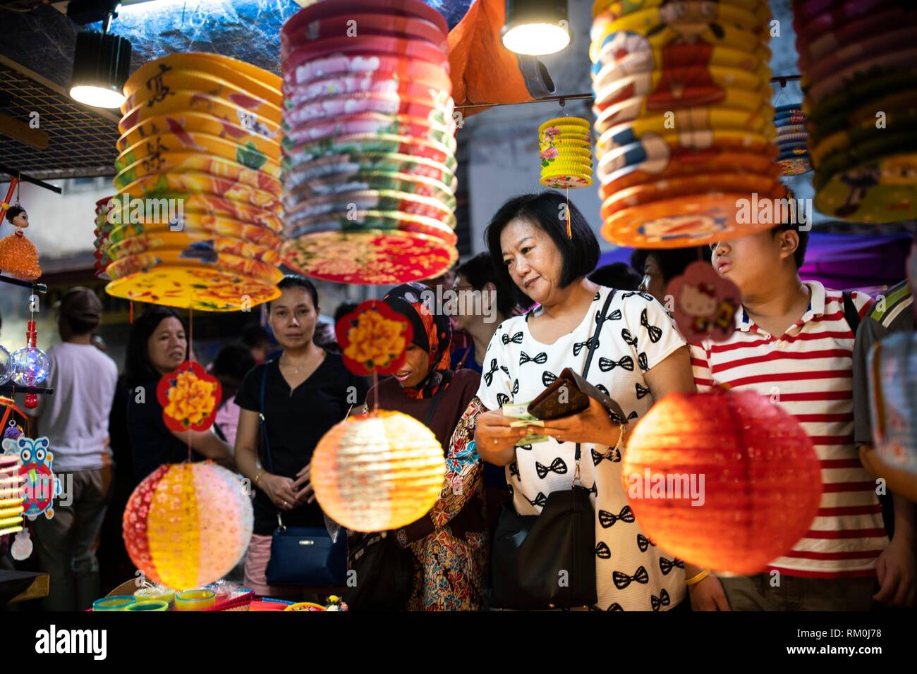 Lantern festival mooncake hi-res stock photography and images - Alamy