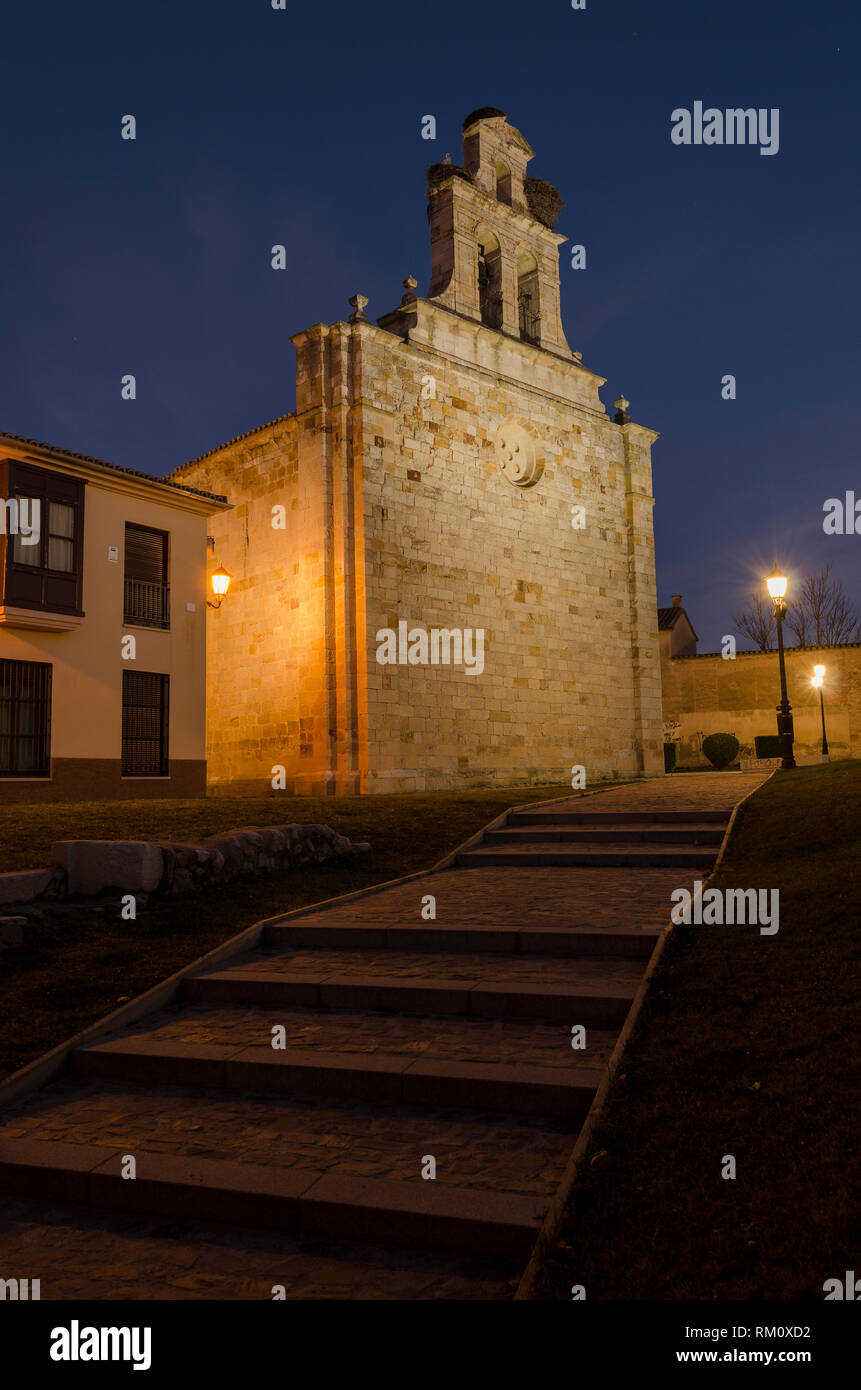 Iglesia de San Isidoro en Zamora desde la puerta de la lealtad Stock