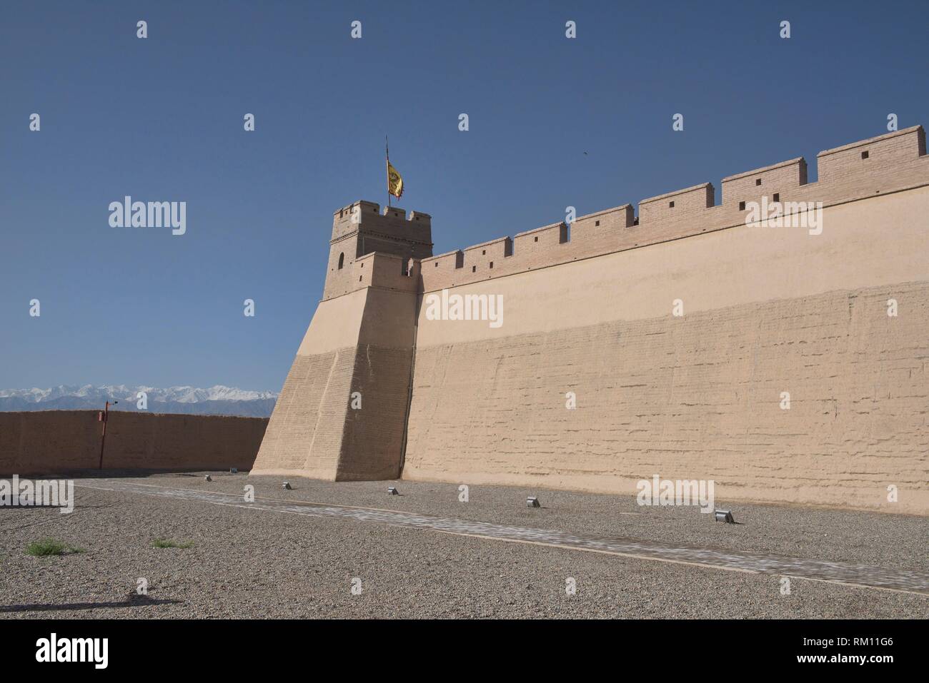 Jiayuguan Fort at Jiayu Pass, with Qilian Mountains behind, Jiayuguan, Gansu, China. Stock Photo