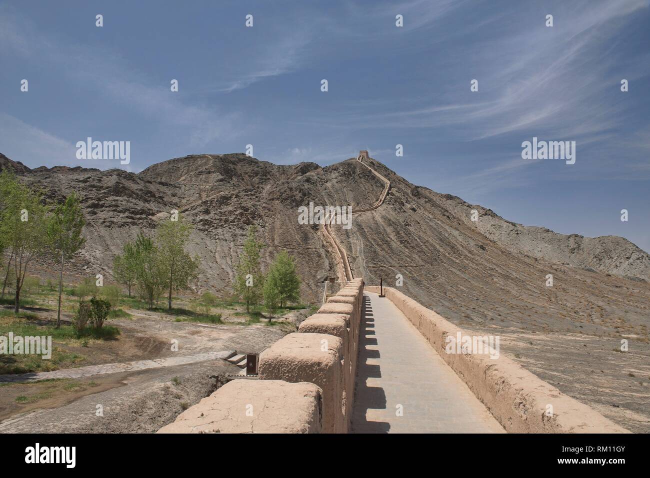 The Overhanging Great Wall, Jiayuguan, Gansu, China. Stock Photo