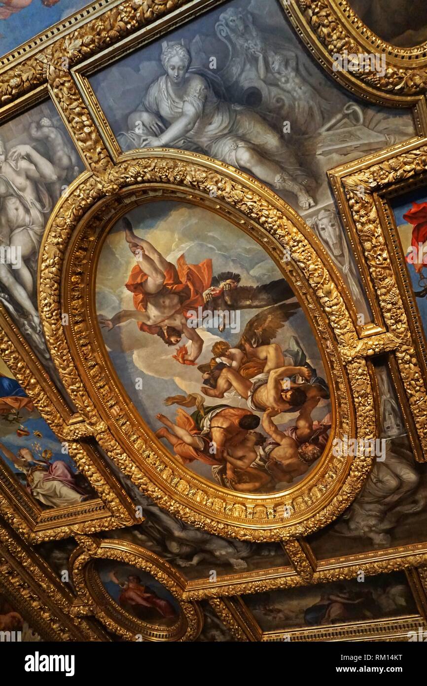 Ceiling of the Sala del Consiglio del Dieci. The painting in the centre is Paolo Veronese's ''Giove che fulmine i vizi''. Palazzo Ducale. San Marco Stock Photo