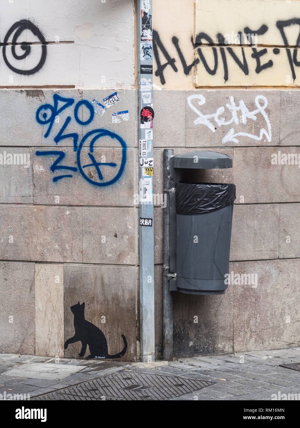 Graffiti bin hi-res stock photography and images - Alamy