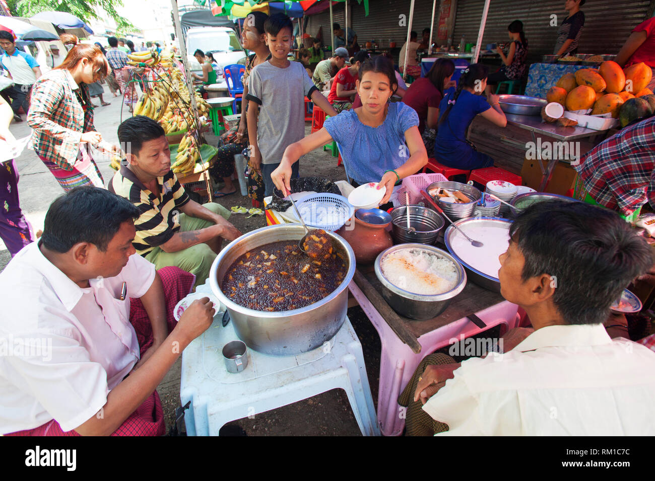 Ambulant restaurant, market in Kon Zay Tan street, Sule Pagoda area, city center, Yangon, Myanmar, Asia Stock Photo