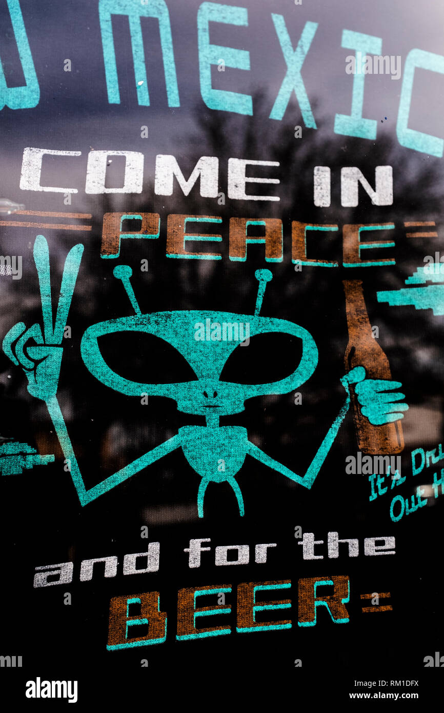 Alien display in window hi-res stock photography and images - Alamy
