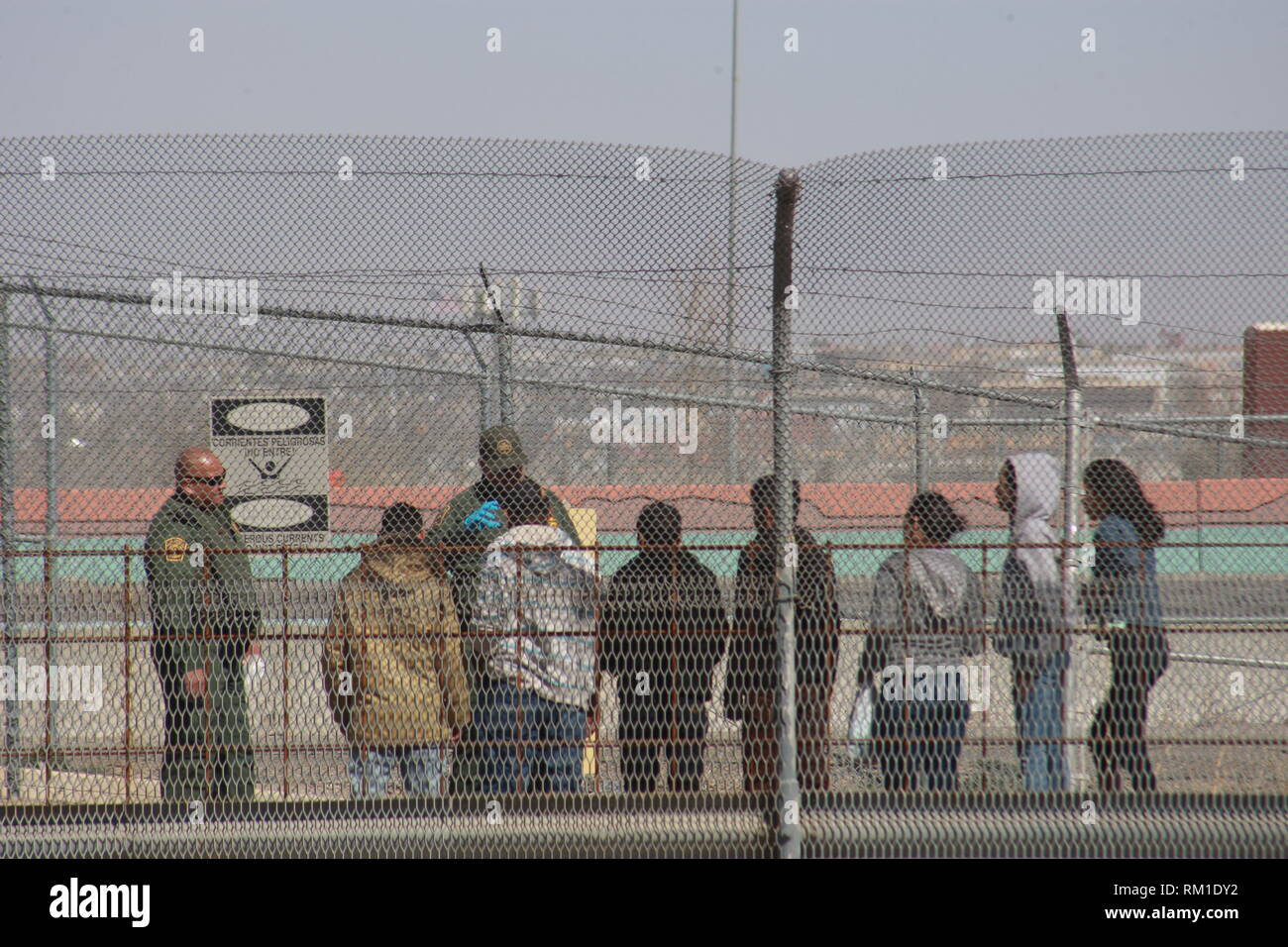Juarez, Chihuahua, Mexico. 11th Feb, 2019. Migrants cross the Rio Grande to the United States, in front of the construction of the wall that divides the border between Ciudad Juarez, Mexico and the United States. On December 11, the President of the United States went to Texas to promote the construction of the wall as part of his re-election campaign Credit: David Peinado/Pacific Press/Alamy Live News Stock Photo
