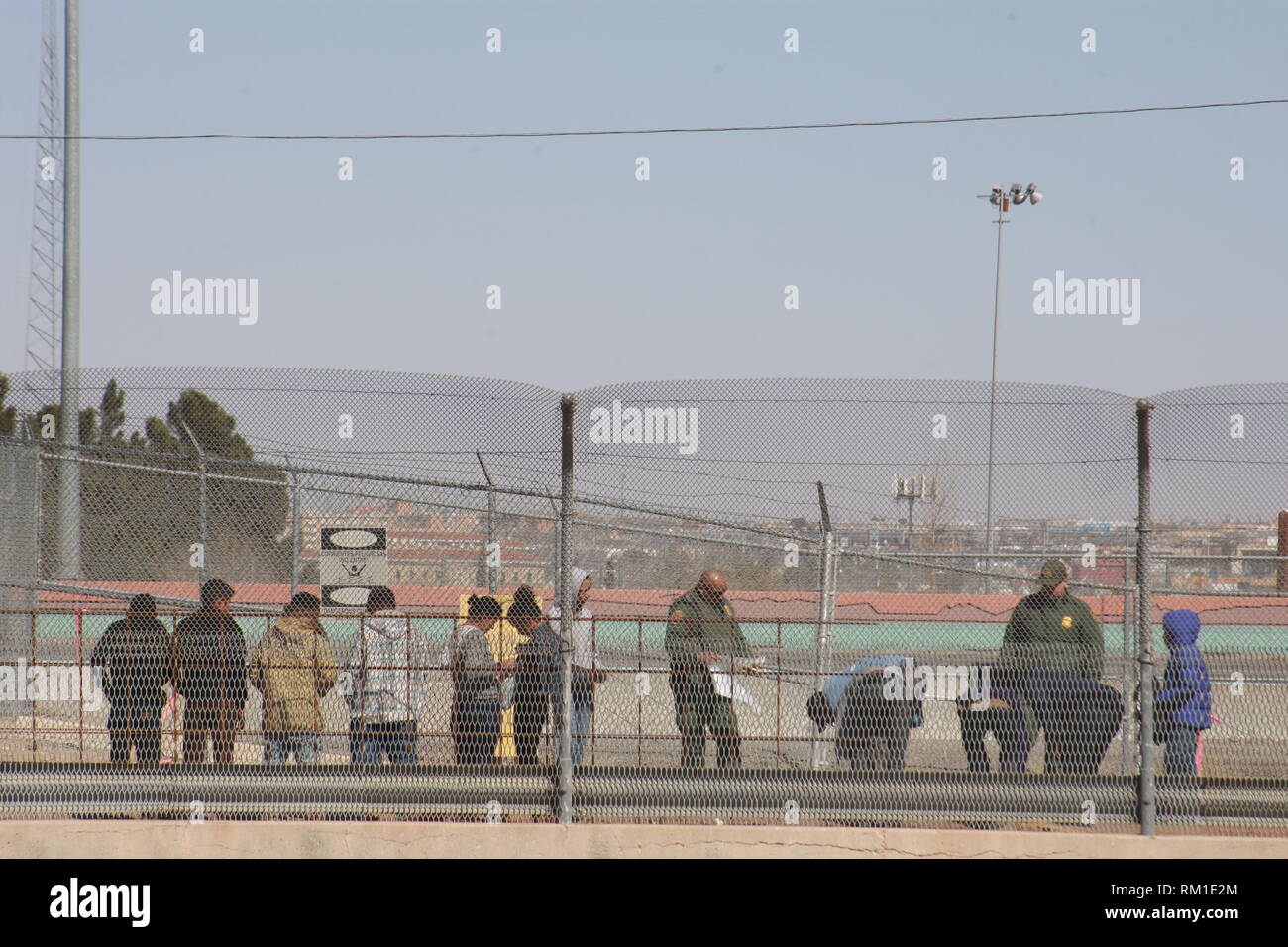 Juarez, Chihuahua, Mexico. 11th Feb, 2019. Migrants cross the Rio Grande to the United States, in front of the construction of the wall that divides the border between Ciudad Juarez, Mexico and the United States. On December 11, the President of the United States went to Texas to promote the construction of the wall as part of his re-election campaign Credit: David Peinado/Pacific Press/Alamy Live News Stock Photo