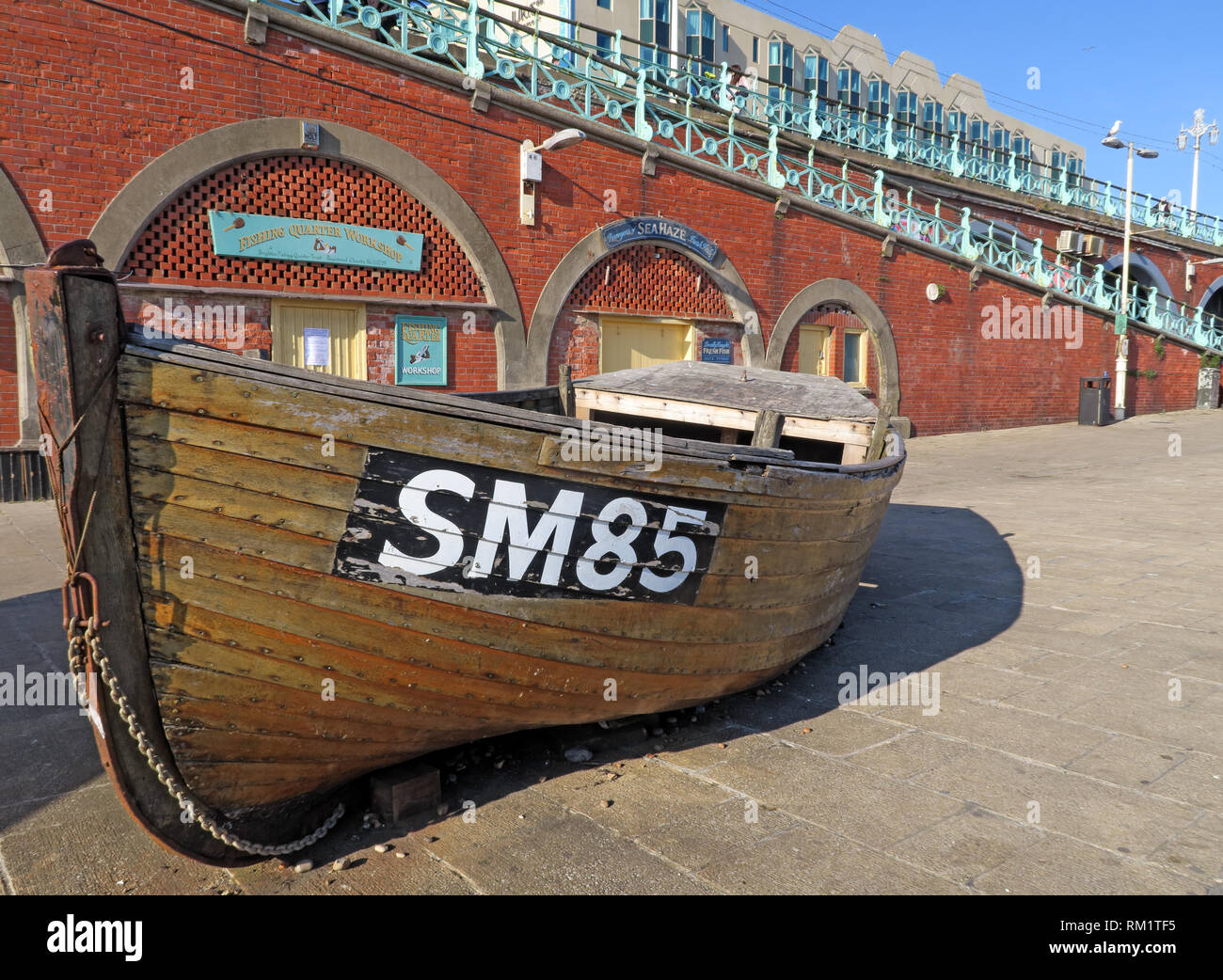 SM85 fishing boat, Brighton beachfront, Kings Road Arches Stock Photo