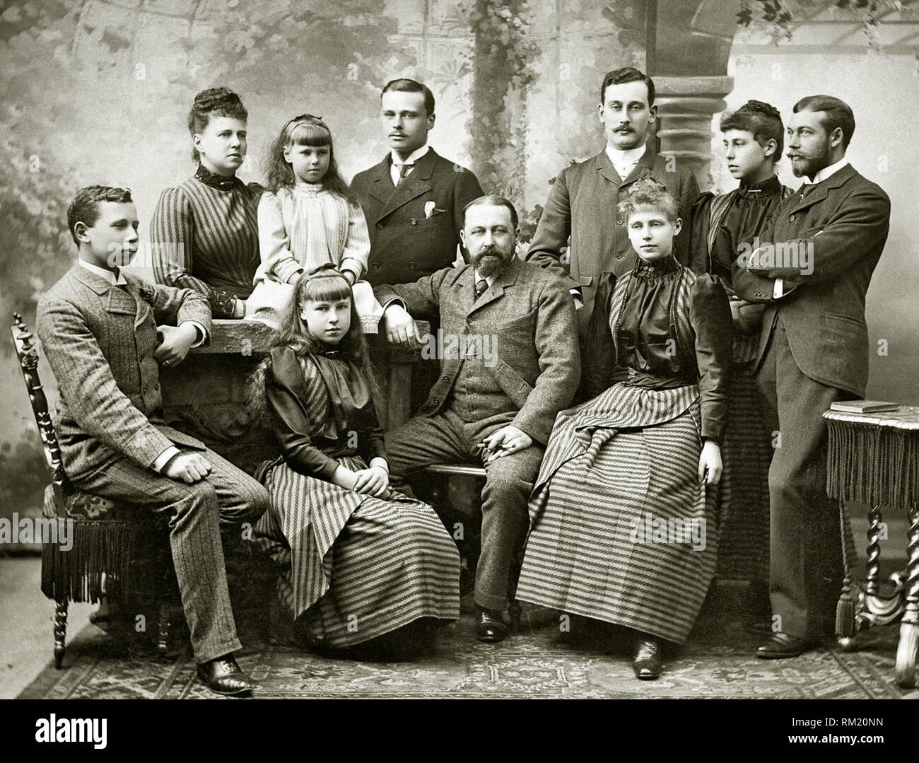 The Duke and Duchess of Edinburgh with their five children, Prince George of Wales, Prince Maximilian of Baden and Ernest Louis, hereditary Grand Duke of Hesse. Coburg, 1890 Date April 1890 Stock Photo