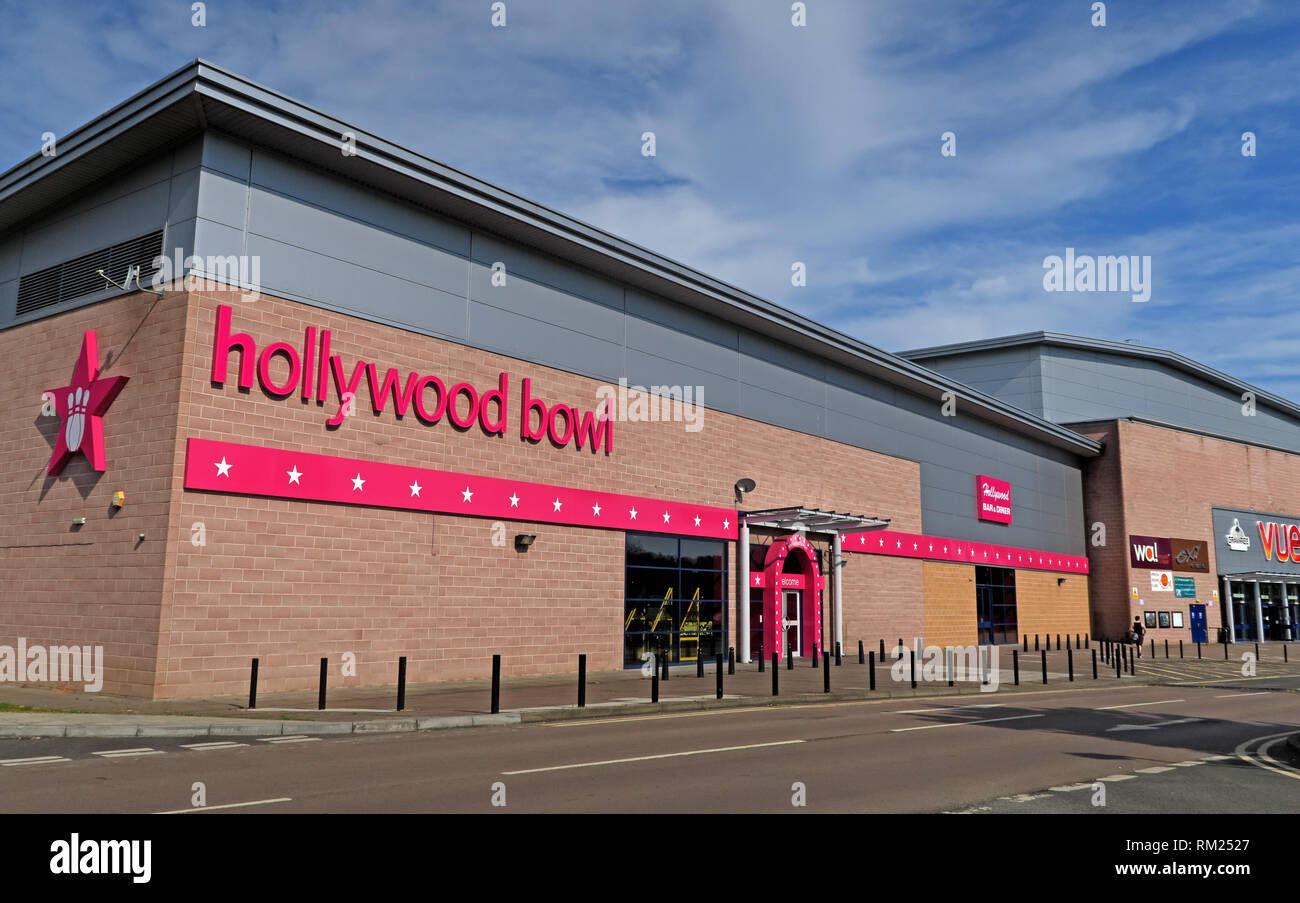 Hollywood Bowl Chain tenpin bowling alley, Oxford Bulls Kassam stadium, Ozone Leisure Park, Grenoble Rd, Oxford, England, UK, OX4 4XP Stock Photo