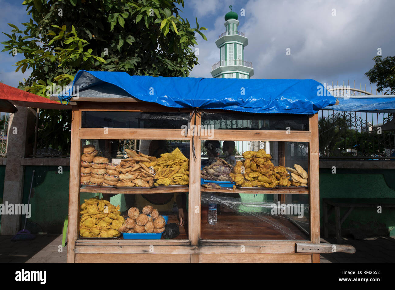 Food cart, Mosque (Masjid An-Nur), Dili, East Timor Stock Photo - Alamy