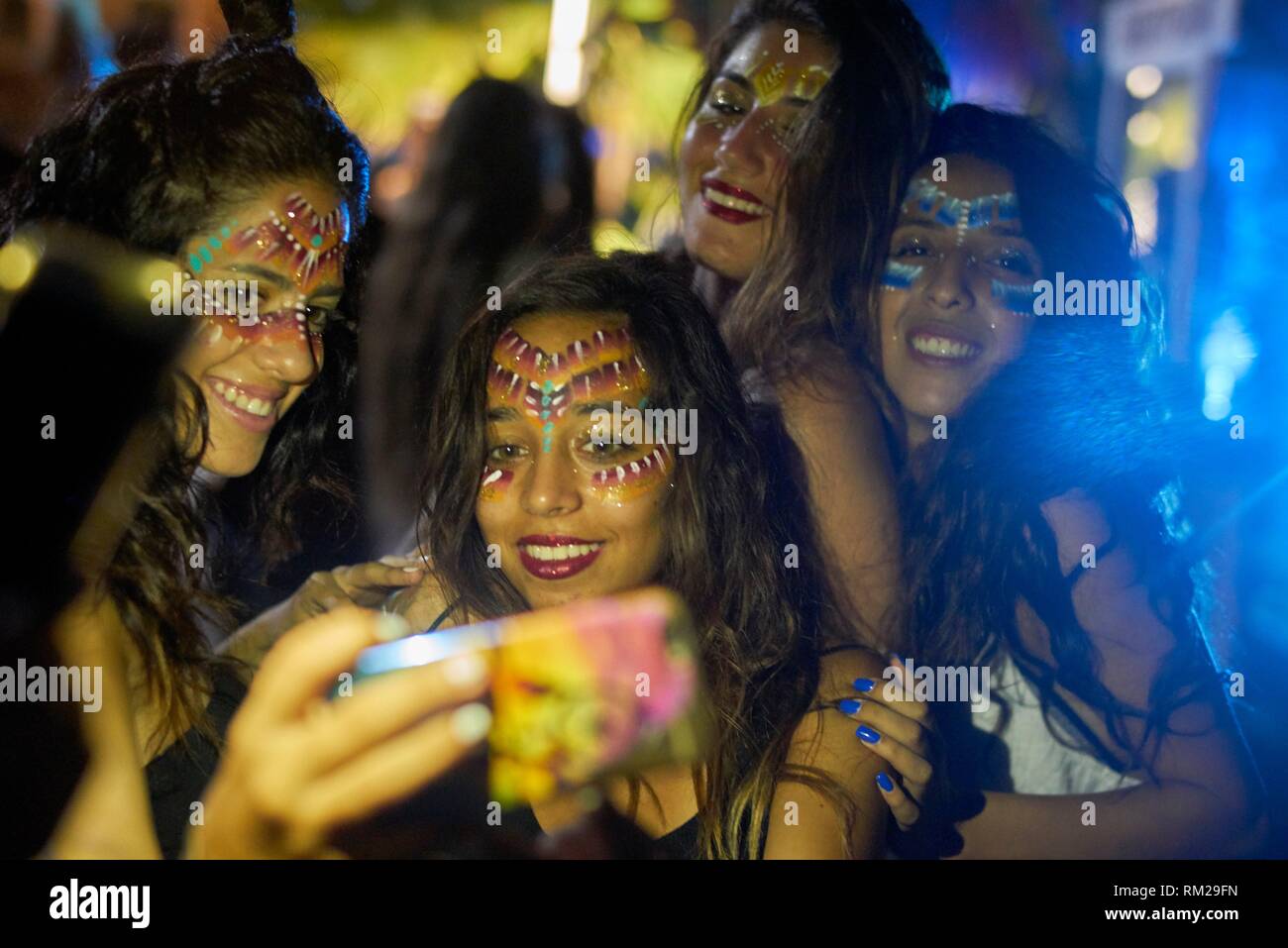 Leuk vinden Omtrek een vergoeding women with face paint taking selfie, at Tribal Beach Party at Starbeach Chersonissos, Crete, Greece, on 31. July 2018 Stock Photo - Alamy Leuk vinden Omtrek een vergoeding women with face paint taking selfie, at Tribal Beach Party at Starbeach Chersonissos, Crete, Greece, on 31. July 2018 Stock Photo - Alamy