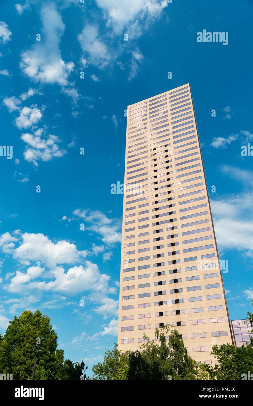 Sky office tower hi-res stock photography and images - Alamy