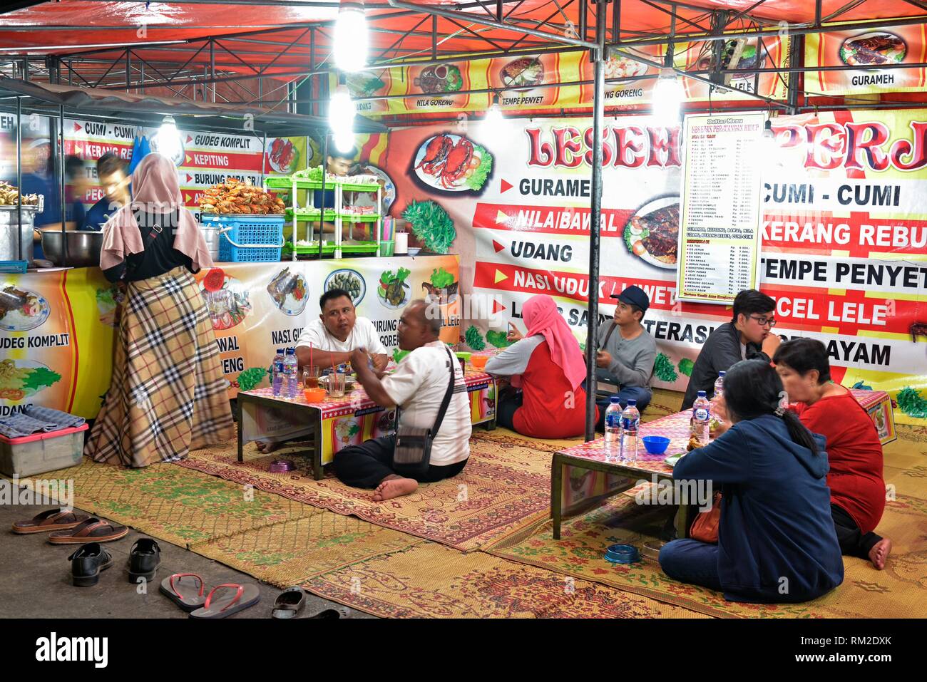 Streetside Restaurant High Resolution Stock Photography And Images - Alamy