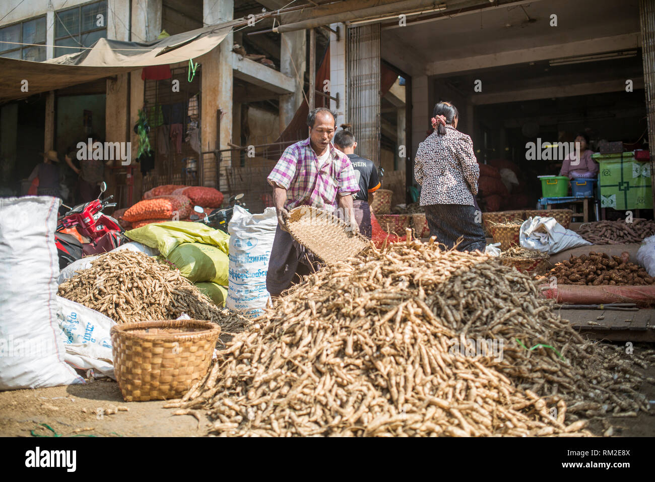 MANDALAY, MYANMAR - JANUARY 13, 2016: Unidentified people working at the market in Mandalay , Myanmar on January 13, 2016 Stock Photo