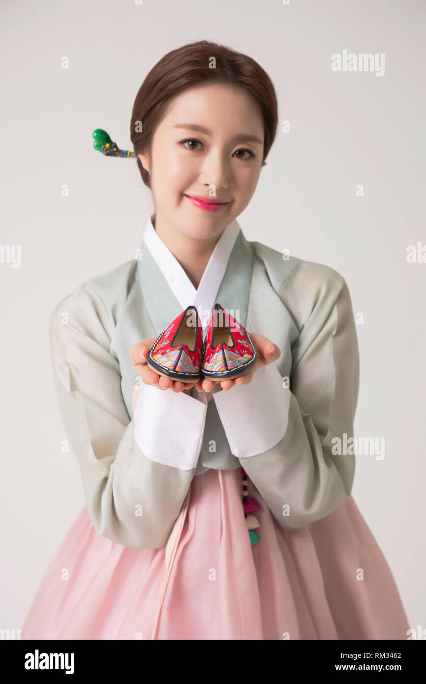 https://c8.alamy.com/comp/RM3462/korean-beauty-concept-photo-young-beautiful-woman-wearing-hanbok-korean-traditional-dress-332-RM3462.jpg