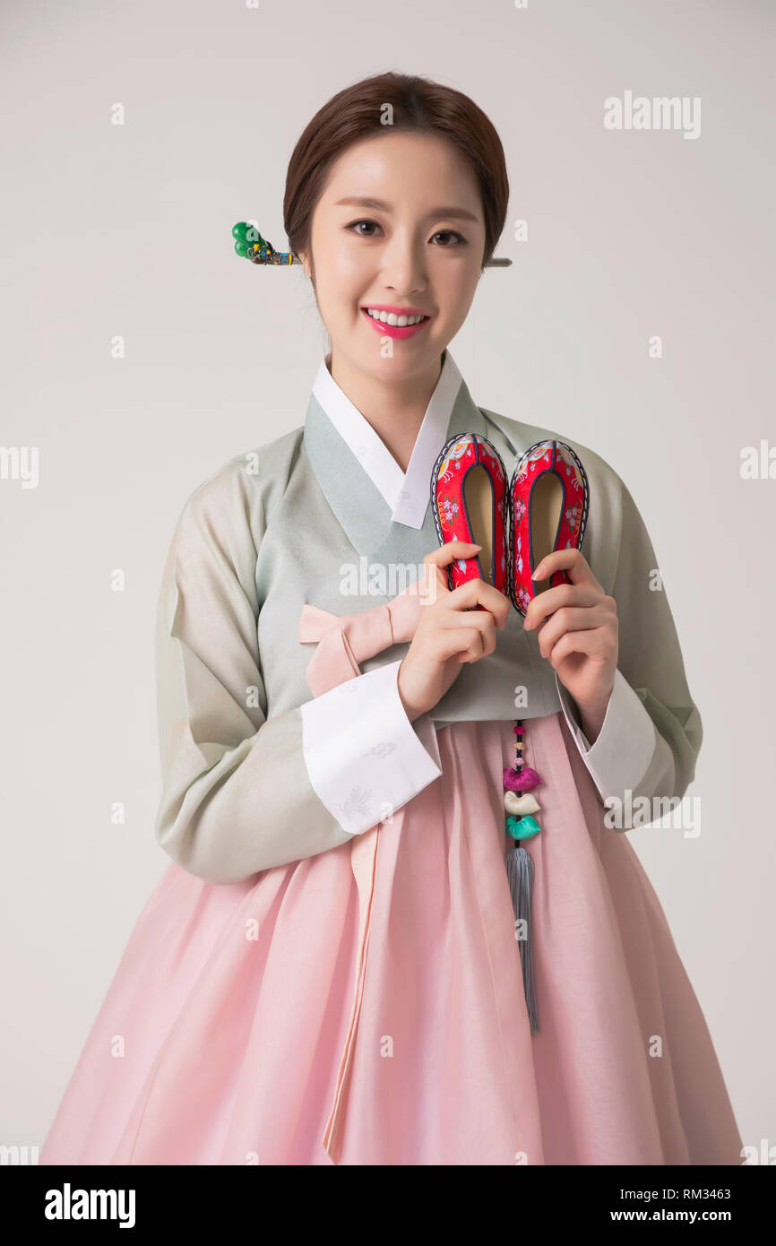 https://c8.alamy.com/comp/RM3463/korean-beauty-concept-photo-young-beautiful-woman-wearing-hanbok-korean-traditional-dress-331-RM3463.jpg