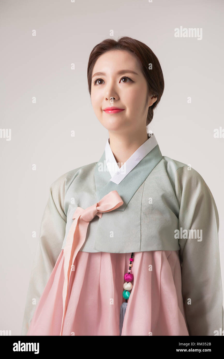 https://c8.alamy.com/comp/RM352B/korean-beauty-concept-photo-young-beautiful-woman-wearing-hanbok-korean-traditional-dress-210-RM352B.jpg