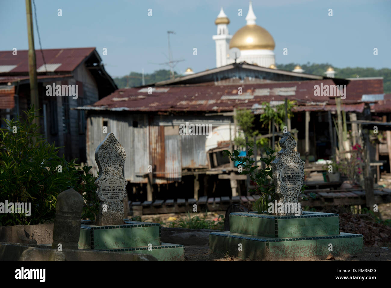 Shack and Mosque, Opulent Sultan Omar Ali Saifuddien Mosque with shack and gravestone in foreground, Bandar Seri Begawan, Brunei Stock Photo