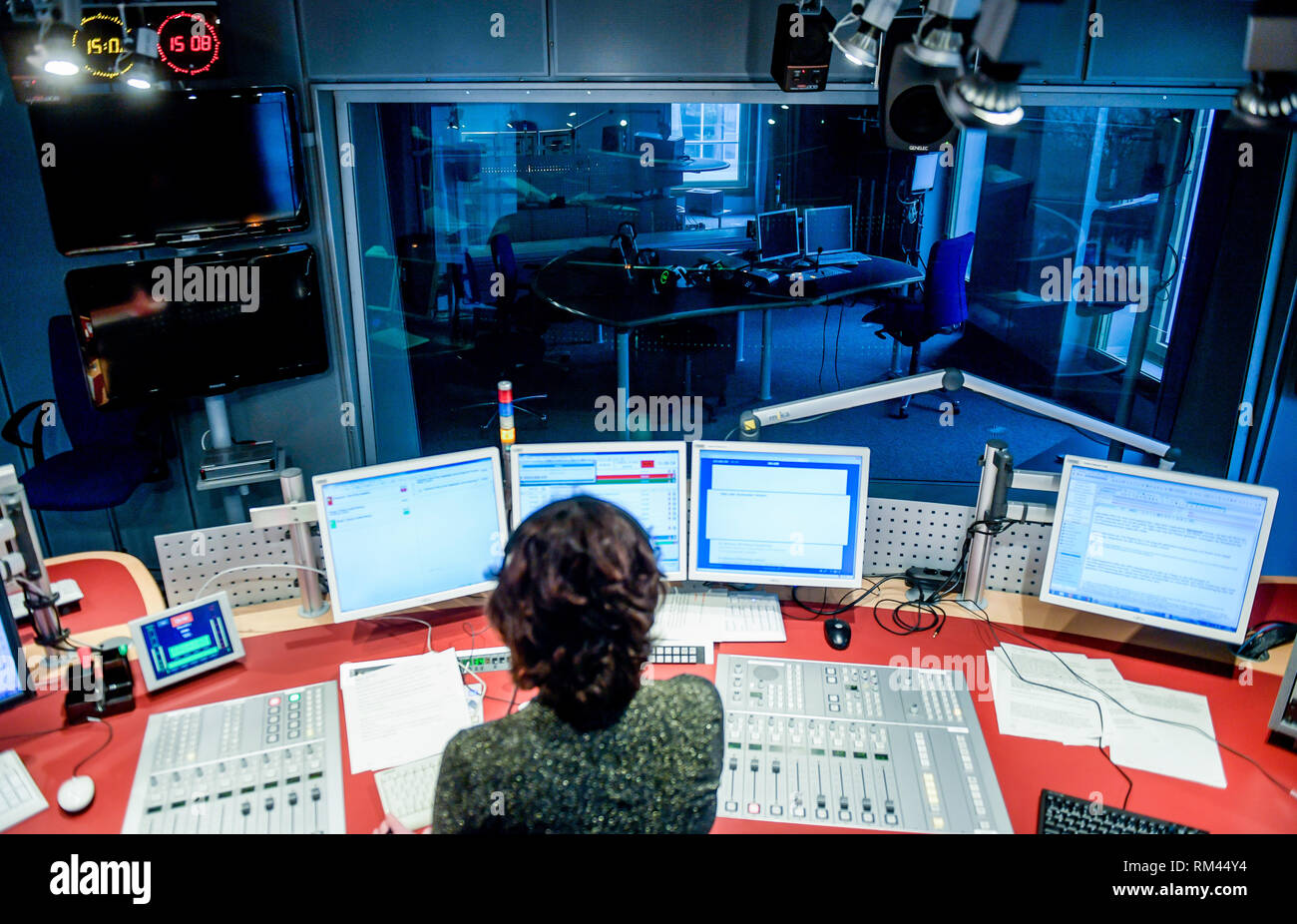 13 February 2019, Hamburg: A newsreader from NDR Info works in the studio  of the radio station Nordeutschen Rundfunk. Photo: Axel Heimken/dpa Stock  Photo - Alamy