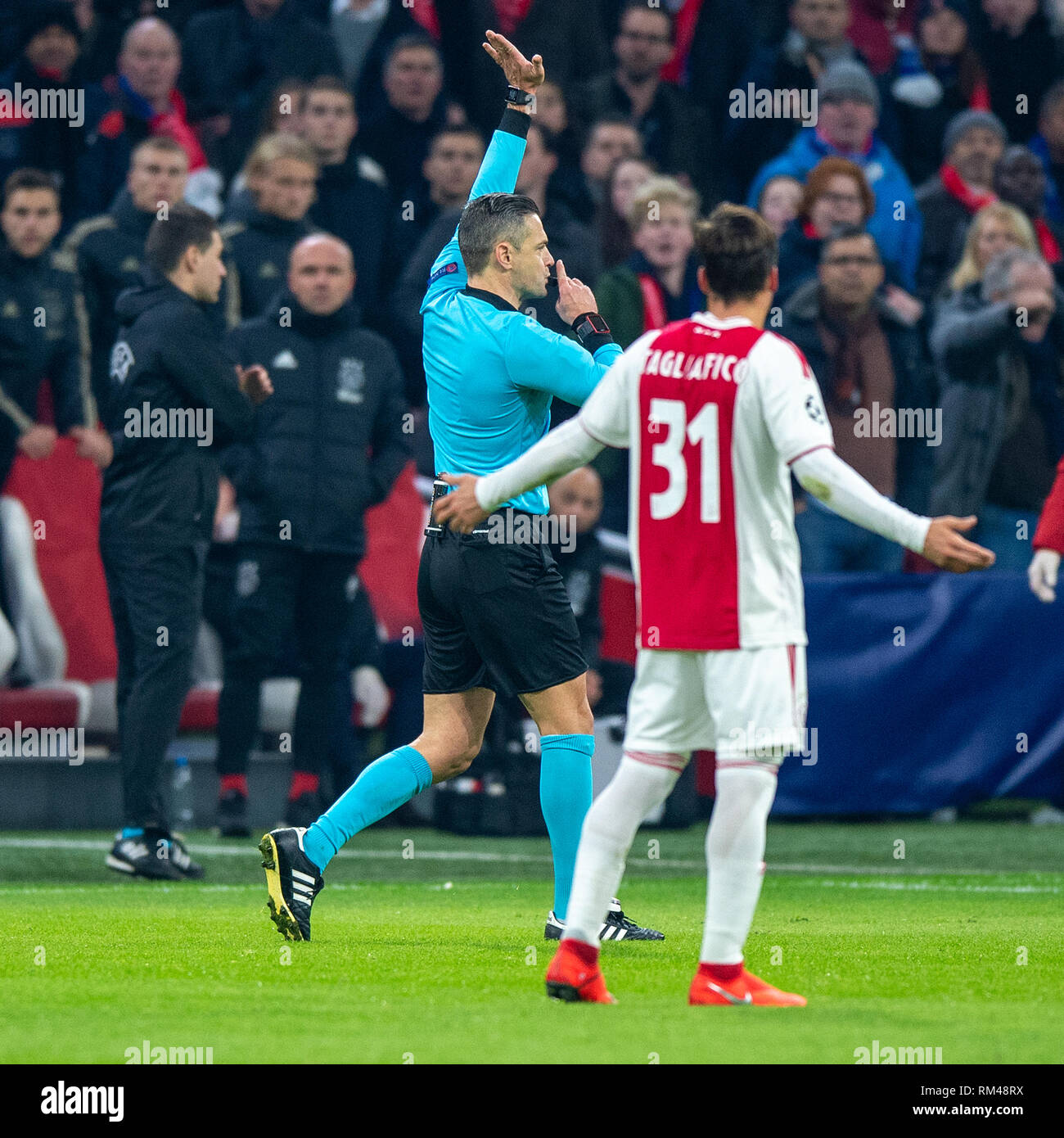 Amsterdam, Netherlands. 13th Feb 2019. Soccer AFC Ajax v Real Champions League 2018-2019 Scheidsrechter keurt het doelpunt af na raadplegen VAR Credit: Orange Pictures vof/Alamy Live News Stock Photo -