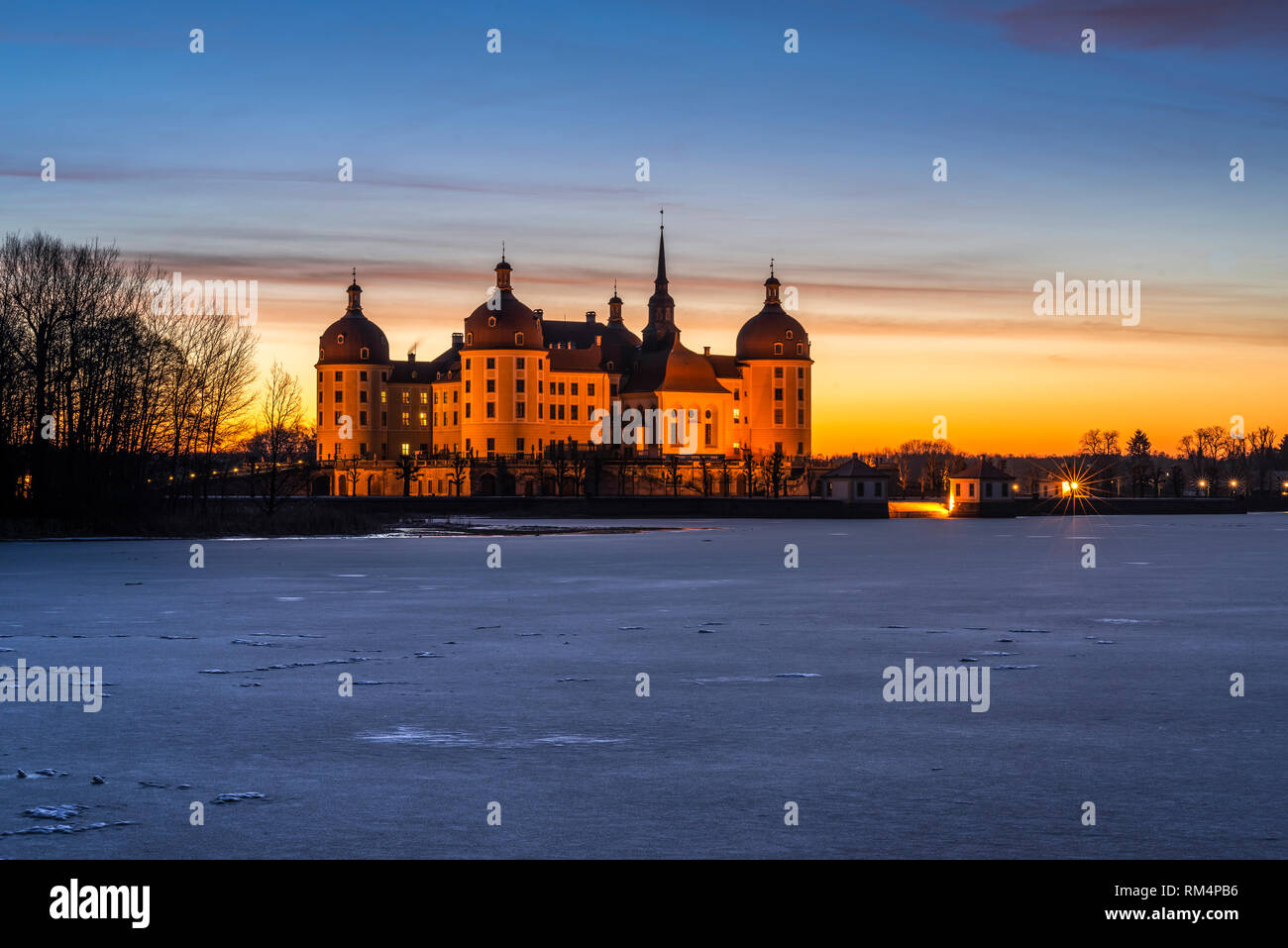 Schloss Moritzburg bei Dresden und Meißen zum Sonnenaufgang im Winter mit Schnee und Eis Stock Photo