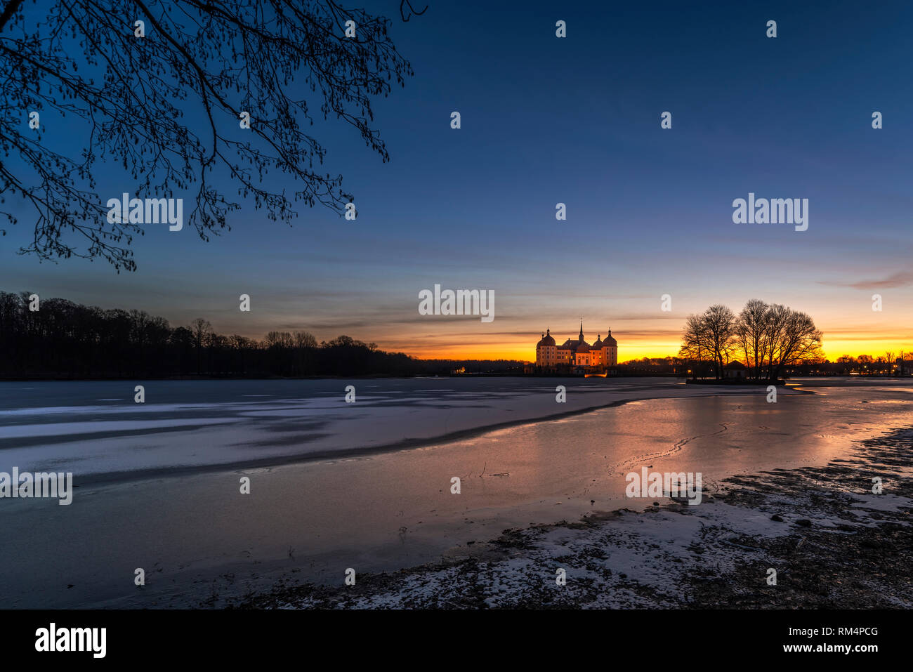 Schloss Moritzburg bei Dresden und Meißen zum Sonnenaufgang im Winter mit Schnee und Eis Stock Photo